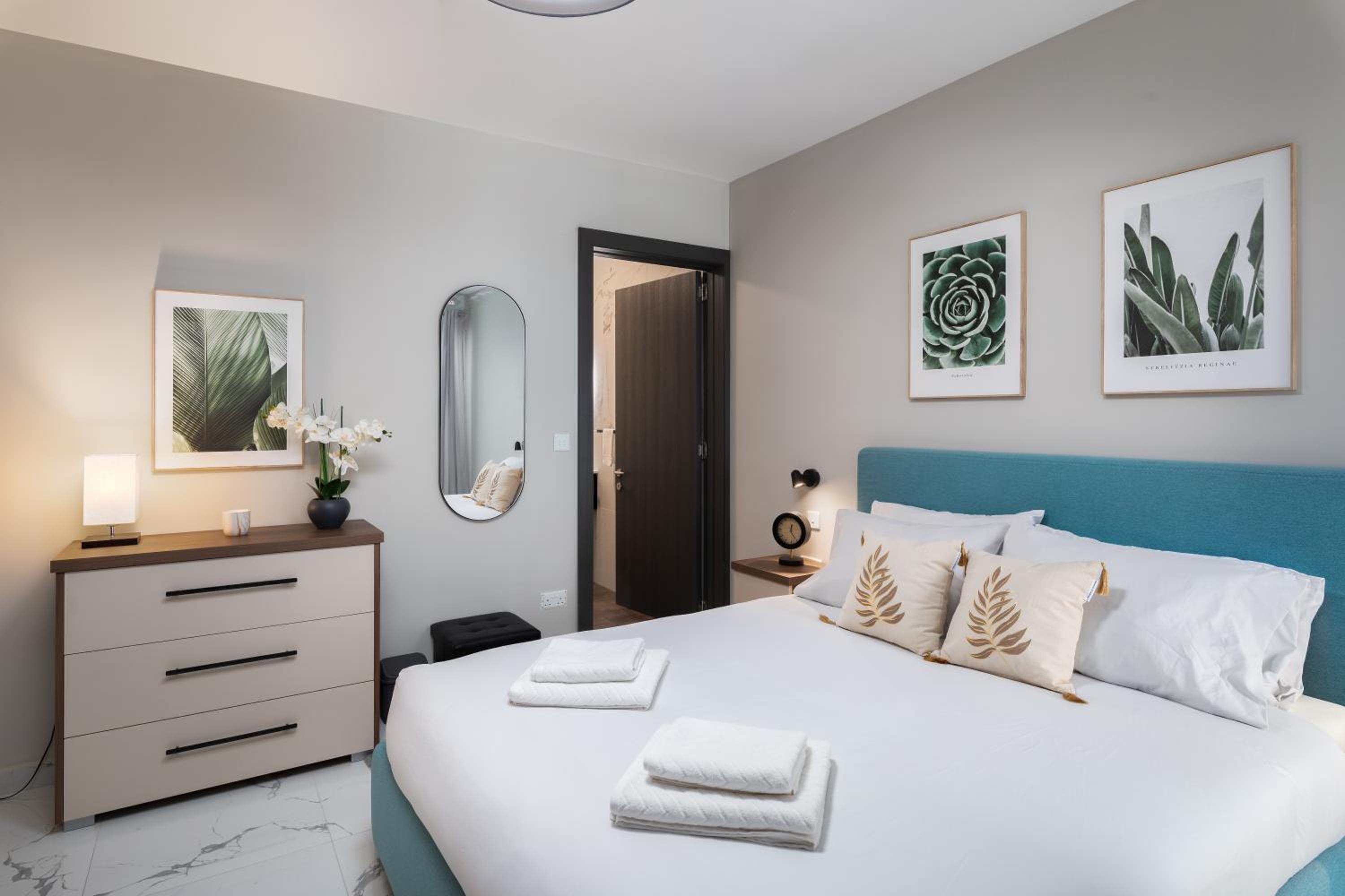 Modern 2BR Cosy Apartment with Large Terrace - Close to Manoel Island & Tigne Shopping Mall