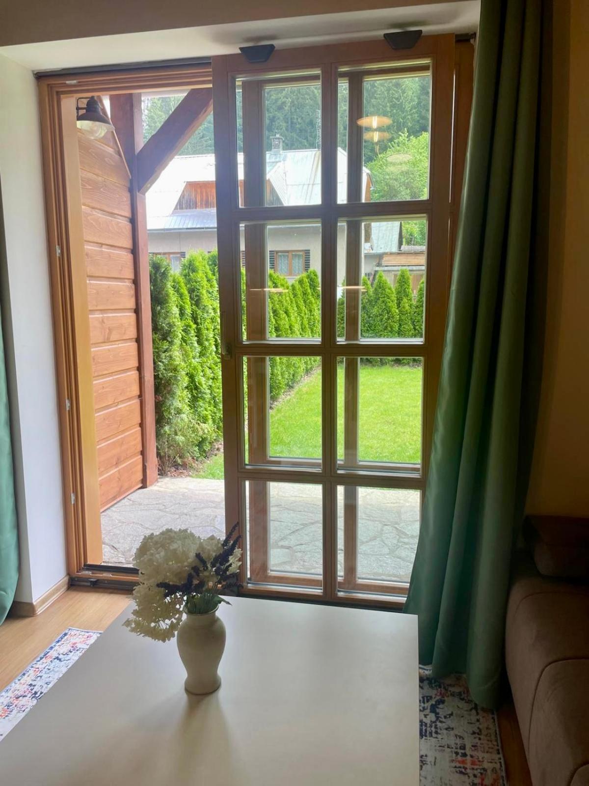 Apartmán 8, Jezerné