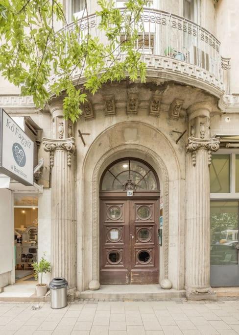 Studio Apartment in heart of Bartok Bela Boulevard view 4