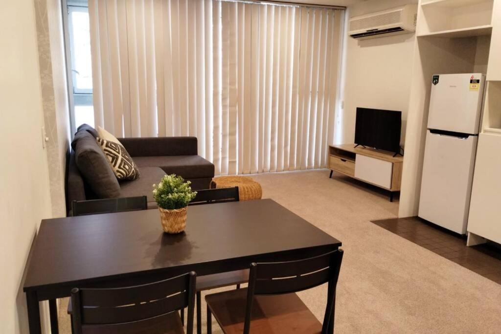 Unique Lvl 1 Apartment Morphett