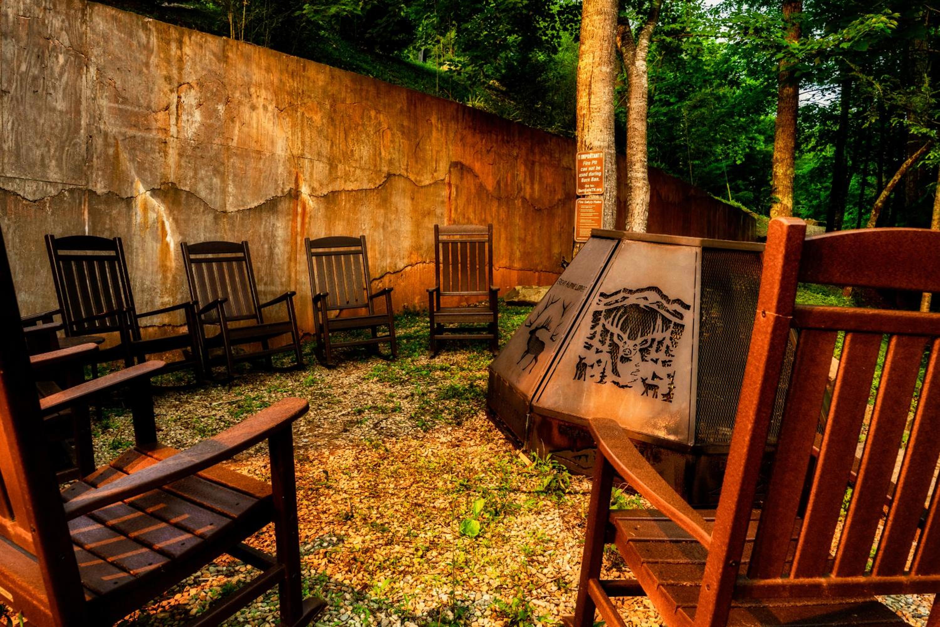 Great Alpine - 4 KingSuites- June Deals-Views-Hot Tub-FirePit-GameRm view 2