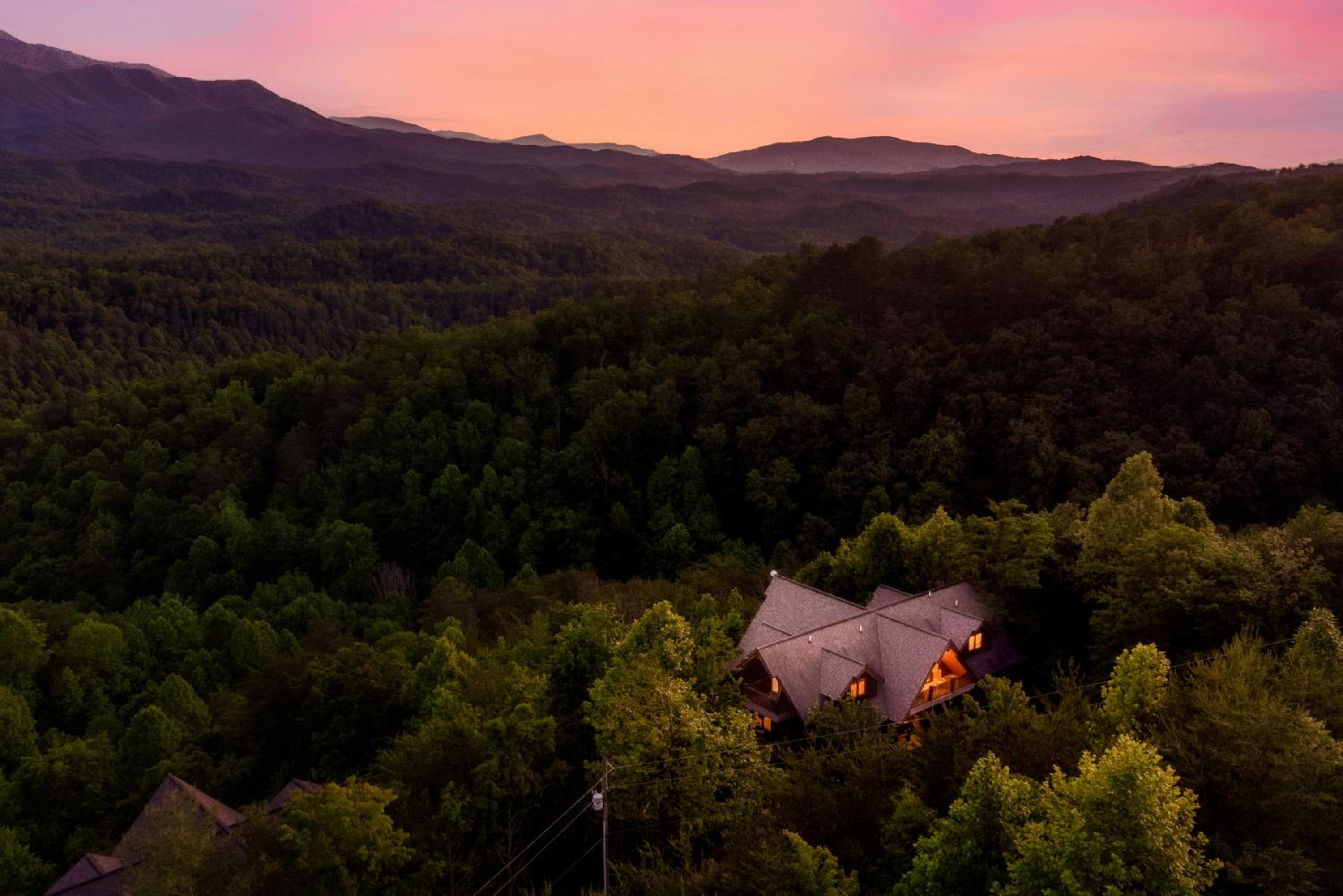Great Alpine - 4 KingSuites- June Deals-Views-Hot Tub-FirePit-GameRm view 4