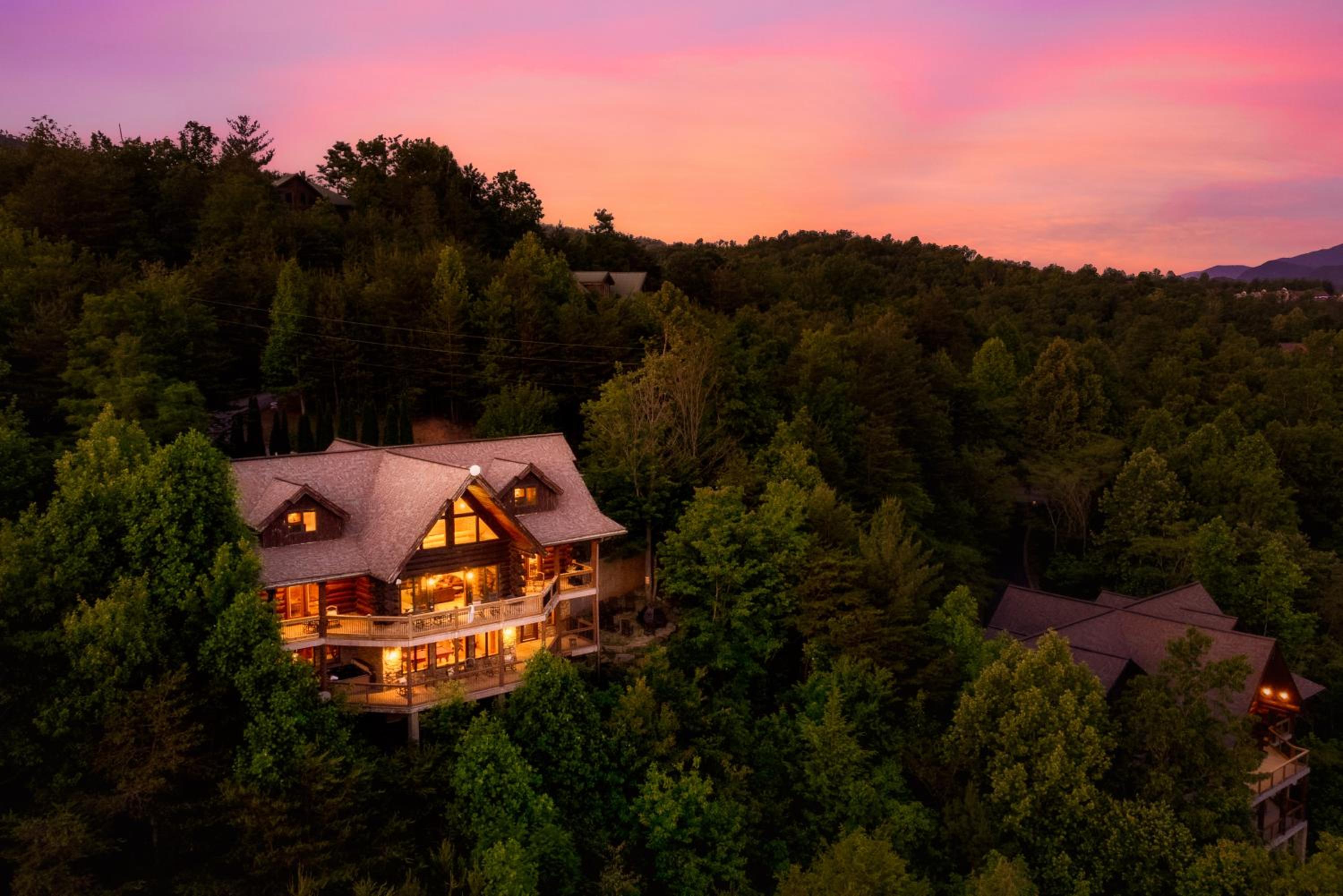 Great Alpine - 4 KingSuites- June Deals-Views-Hot Tub-FirePit-GameRm view 5