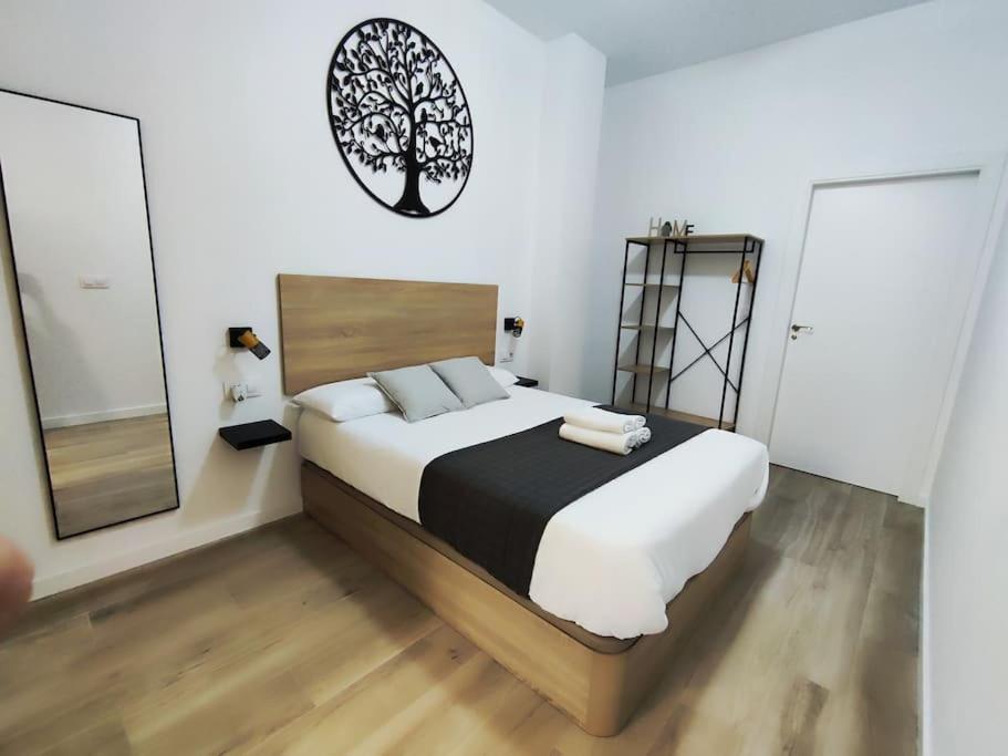 Rojo - Central Apt - Turia Park by Río Turia Apartments