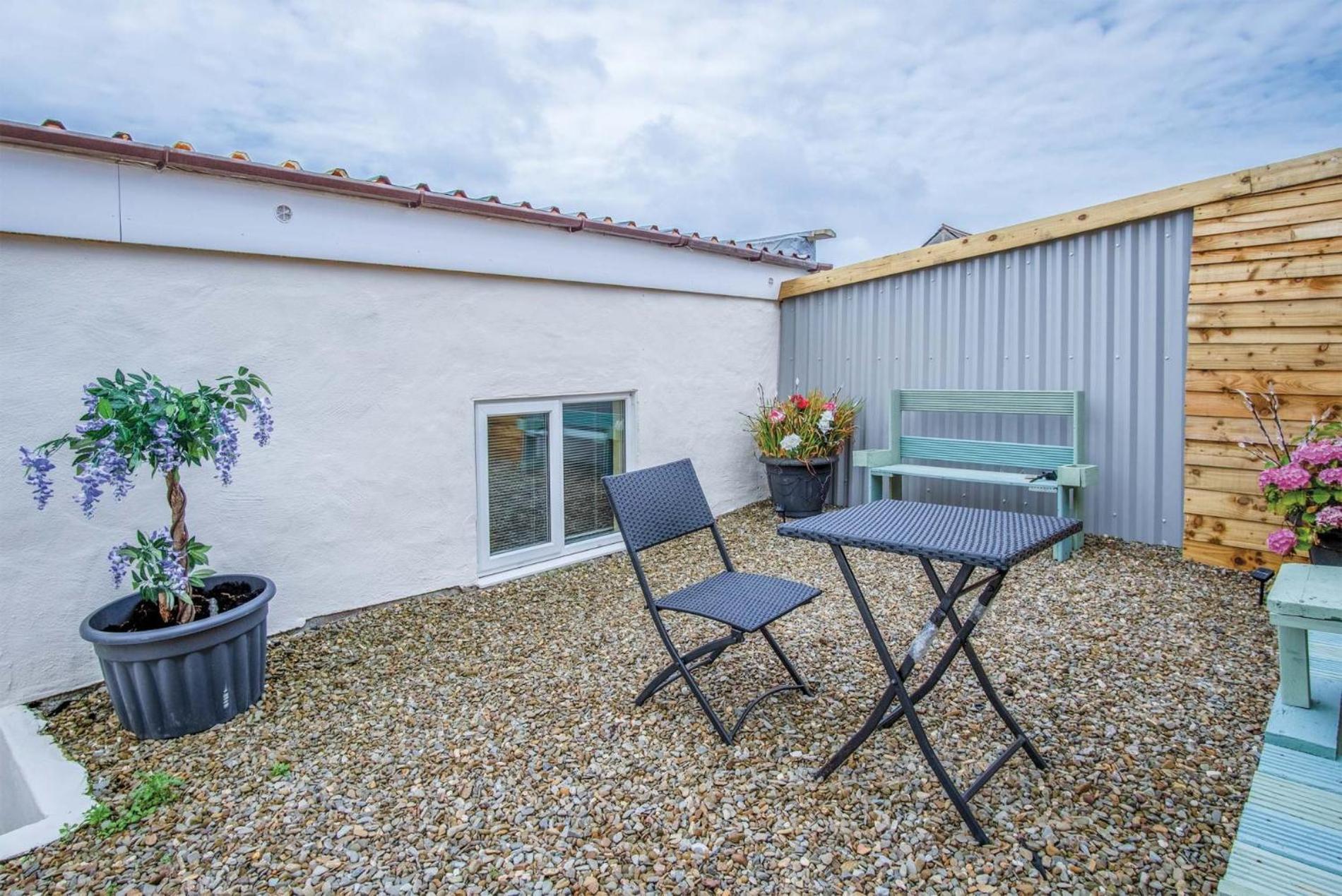 Clouds - 1 Bedroom Holiday Home - Milford Haven view 4