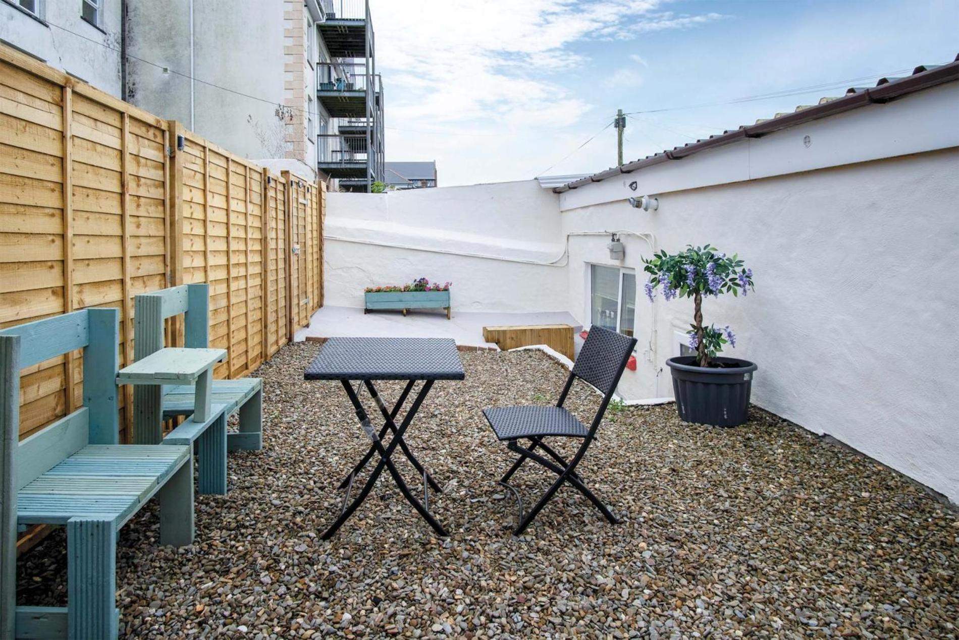 Clouds - 1 Bedroom Holiday Home - Milford Haven view 3