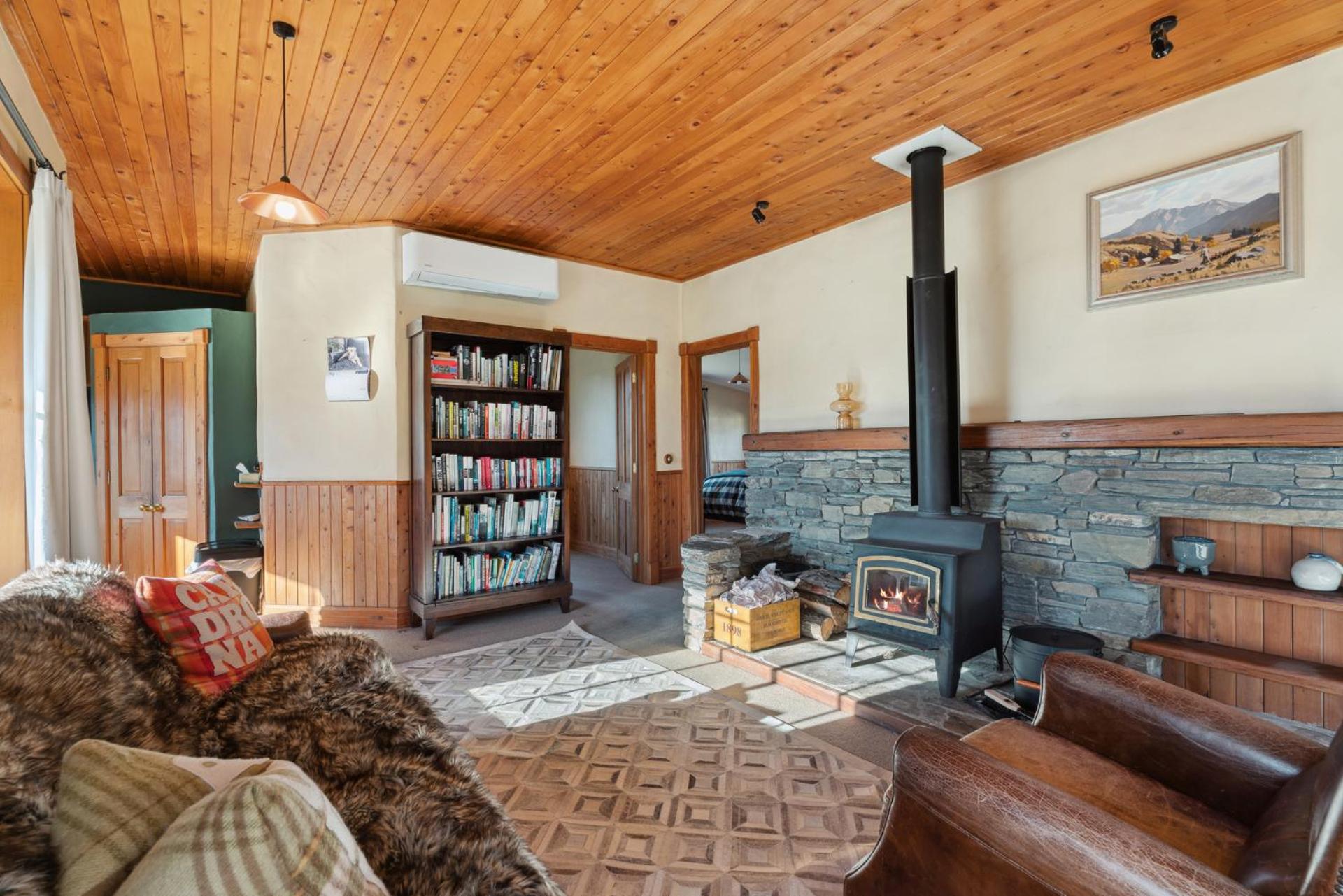 Charming Stone Cottage - Wanaka Holiday Home view 2