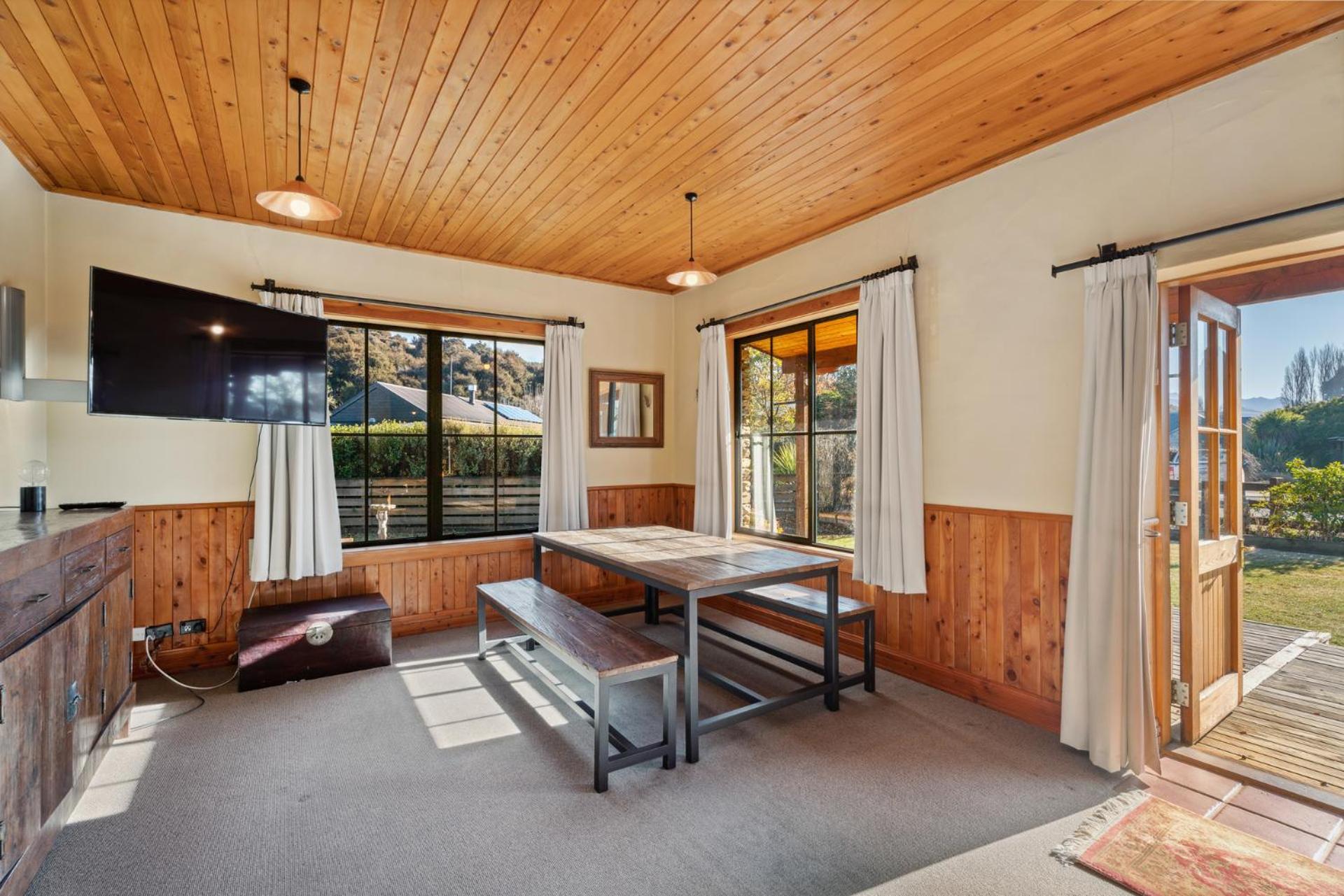 Charming Stone Cottage - Wanaka Holiday Home view 3