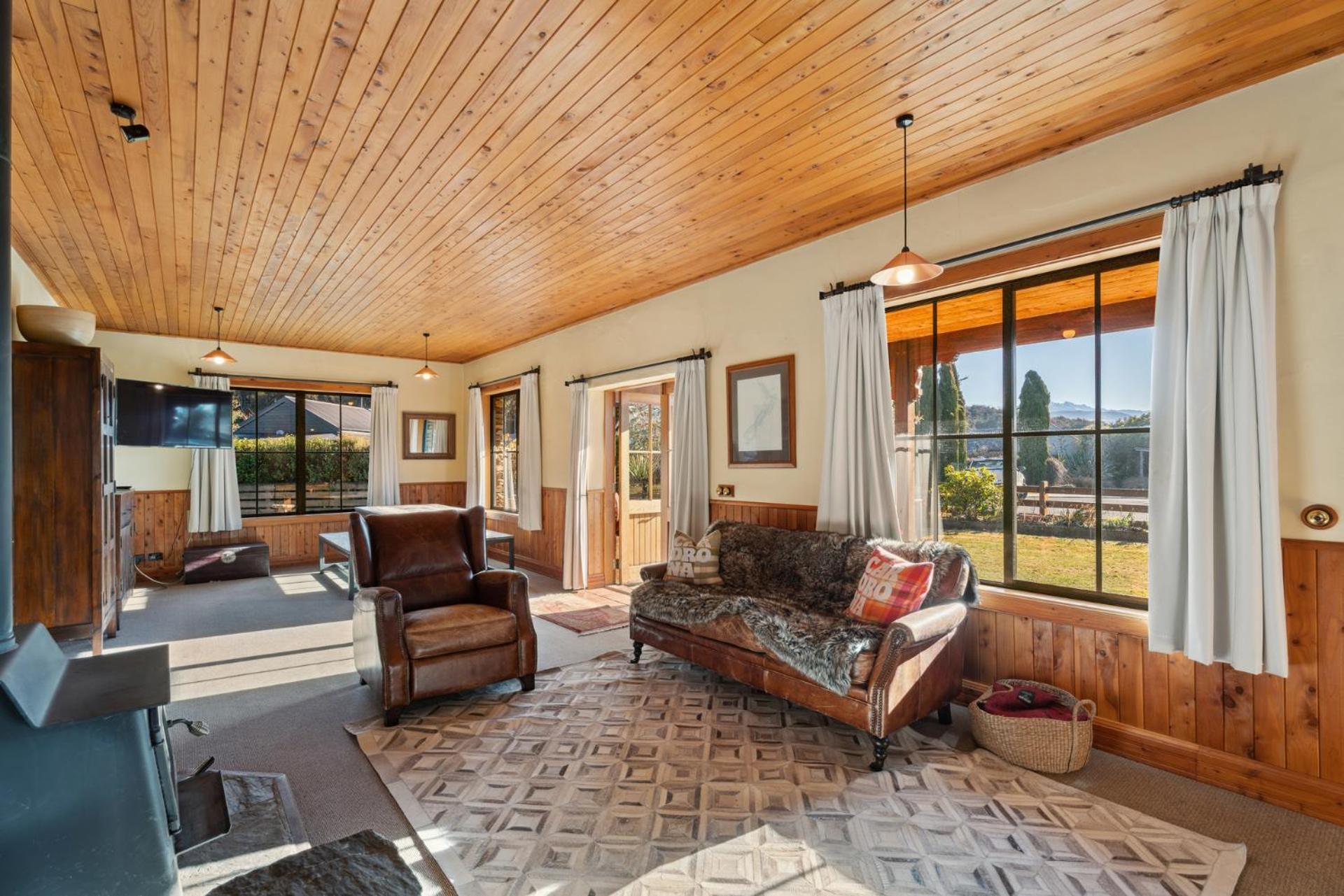 Charming Stone Cottage - Wanaka Holiday Home view 4