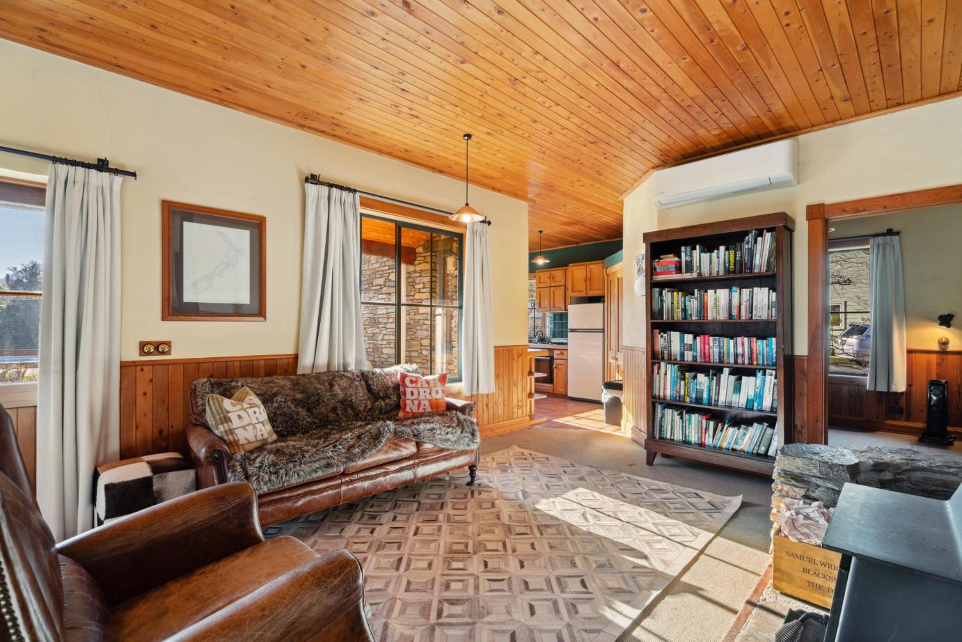 Charming Stone Cottage - Wanaka Holiday Home view 5