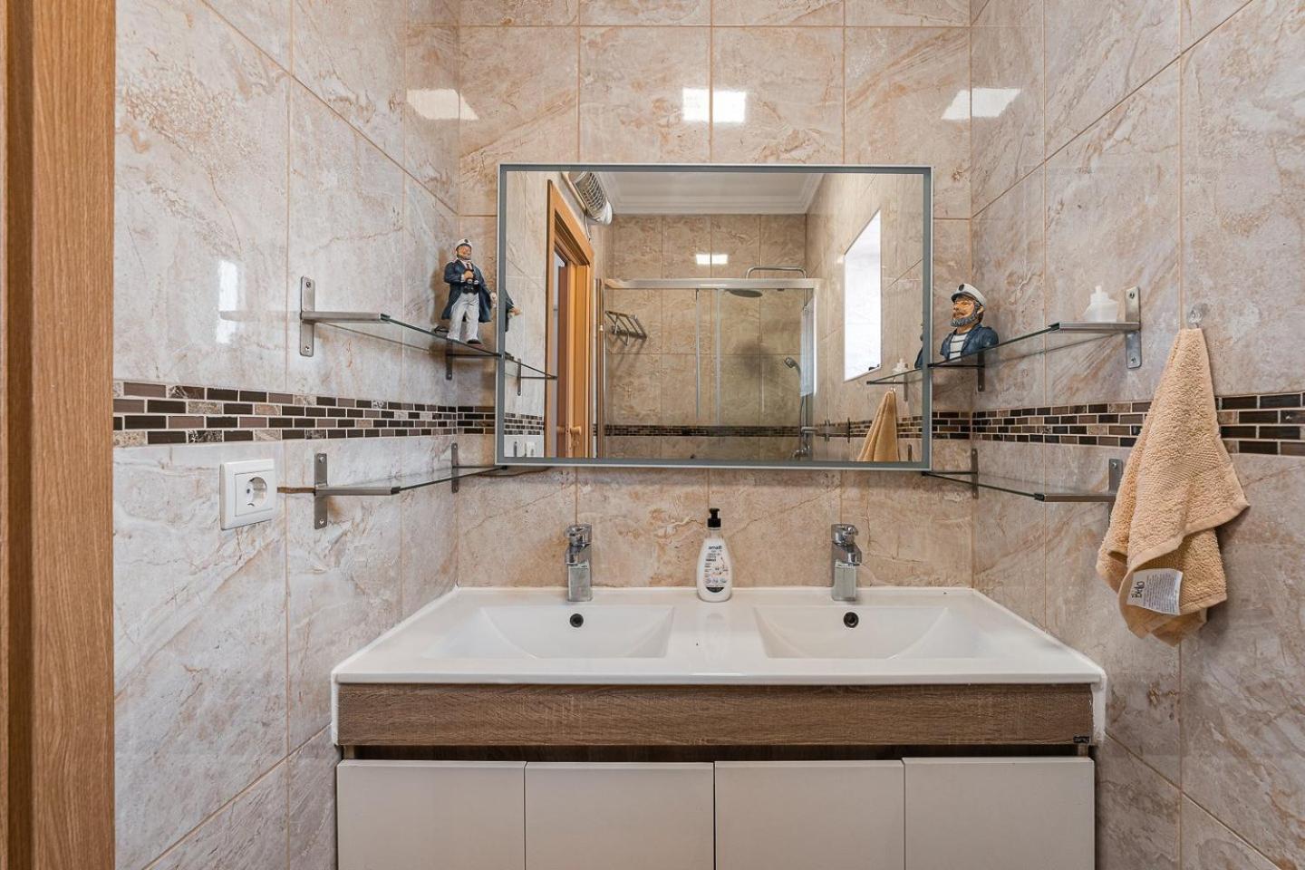 Fantastic home in Bustelo view 5