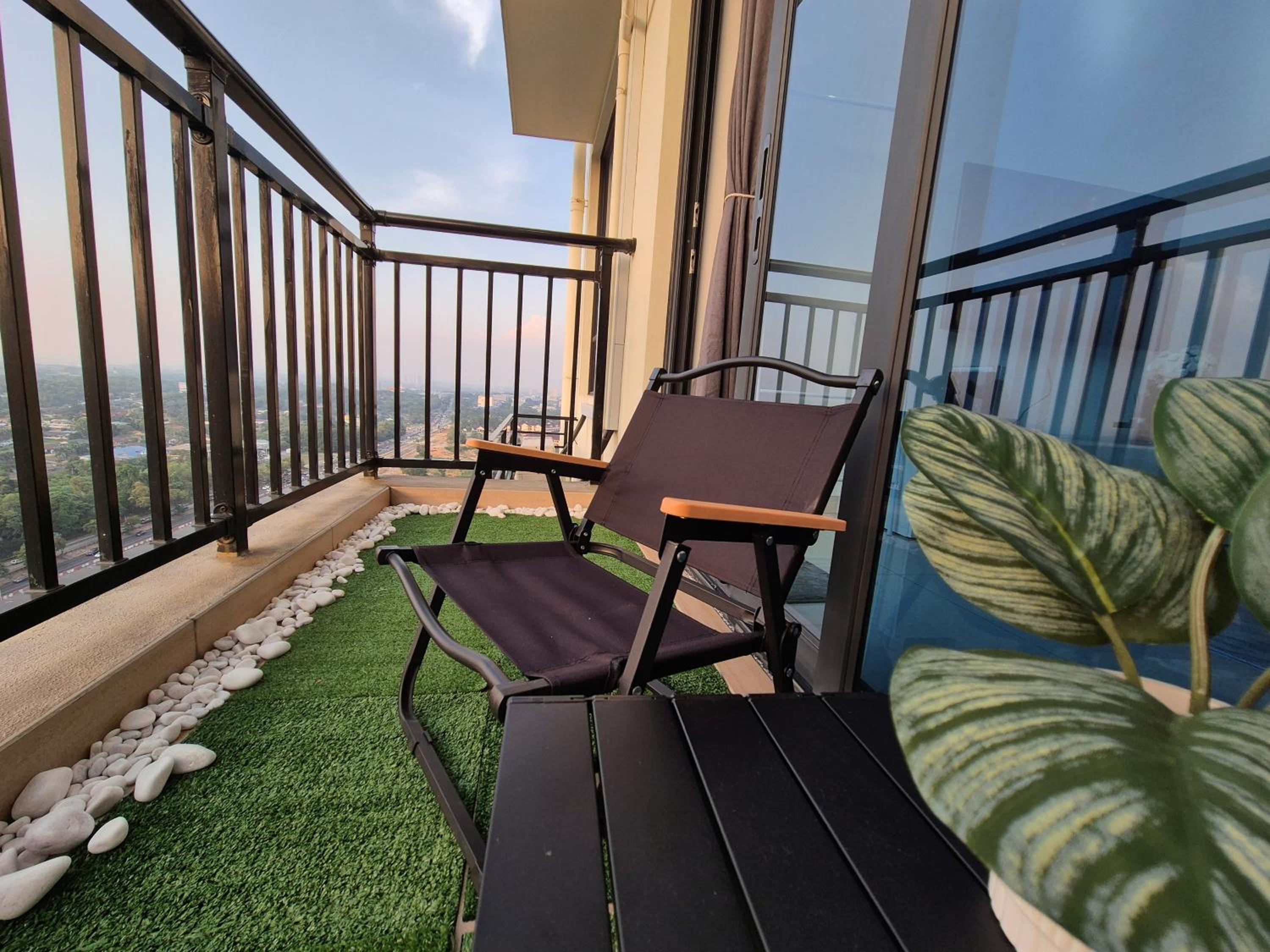 2 Rooms unit w Balcony & Spectacular view - 4 pax