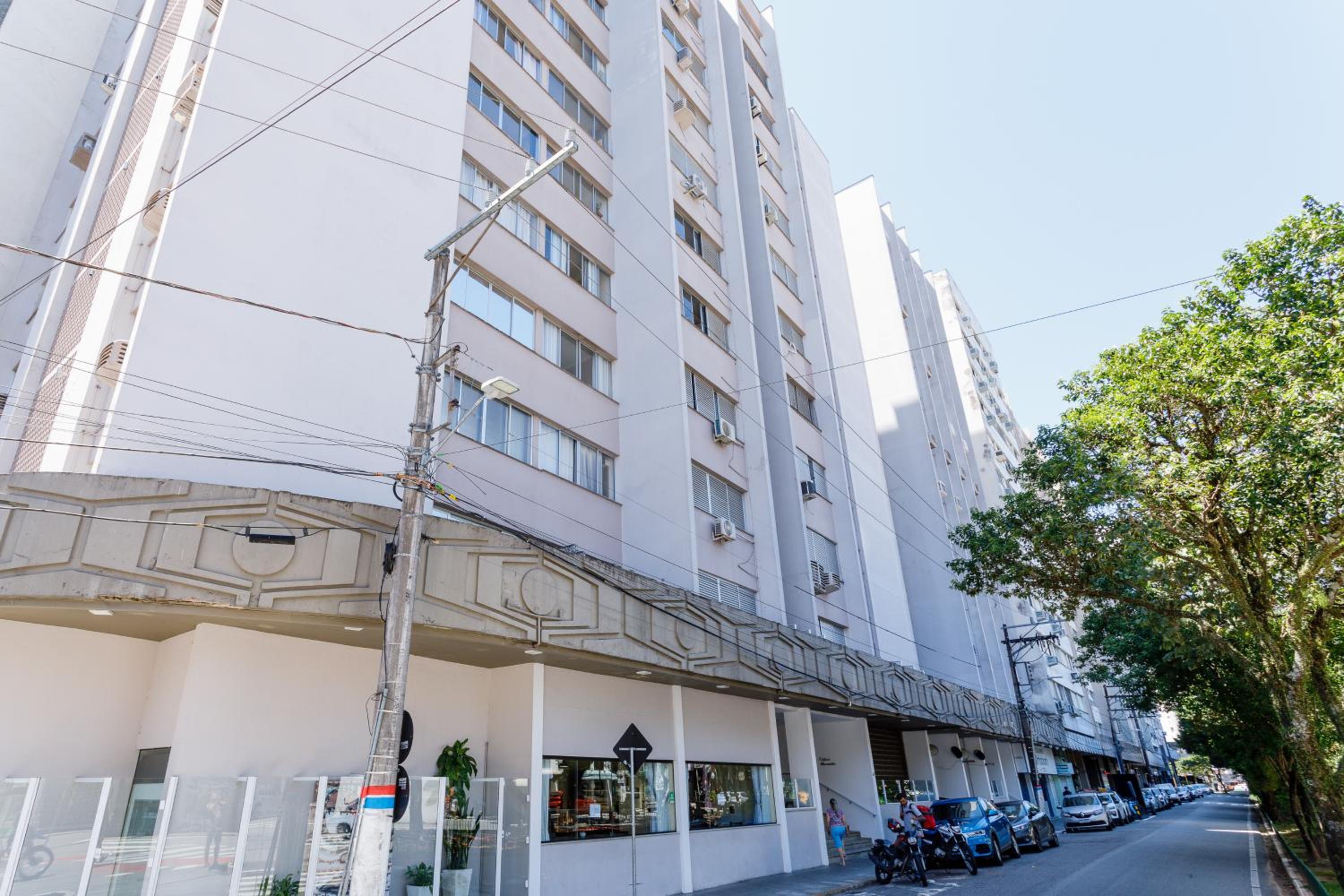 Ap Climatizado c/ Garagem na Av Hercílio LuzAV9086