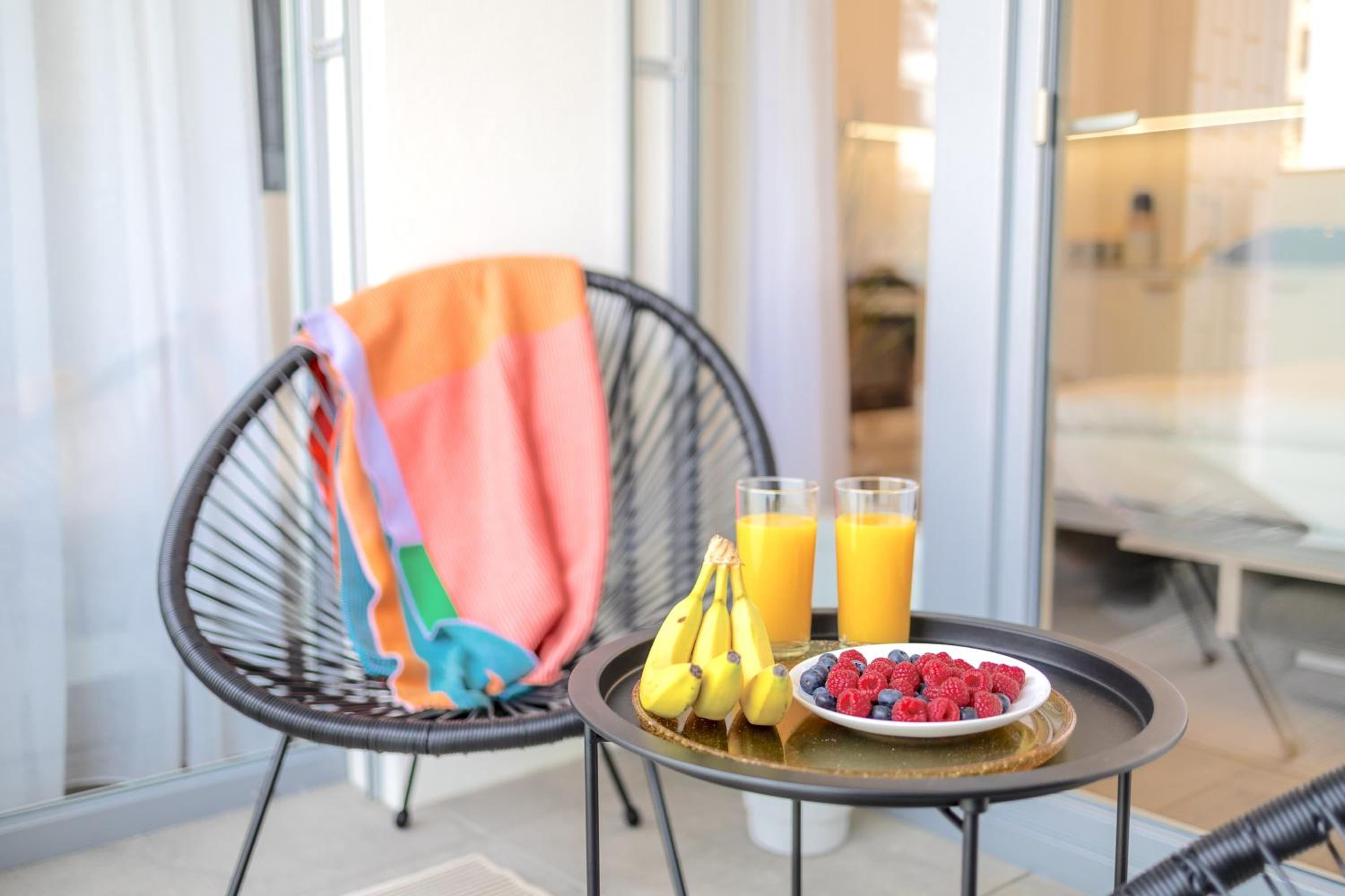 Yellow Apartment - Balcony, Free Parking, by Gravity Prague