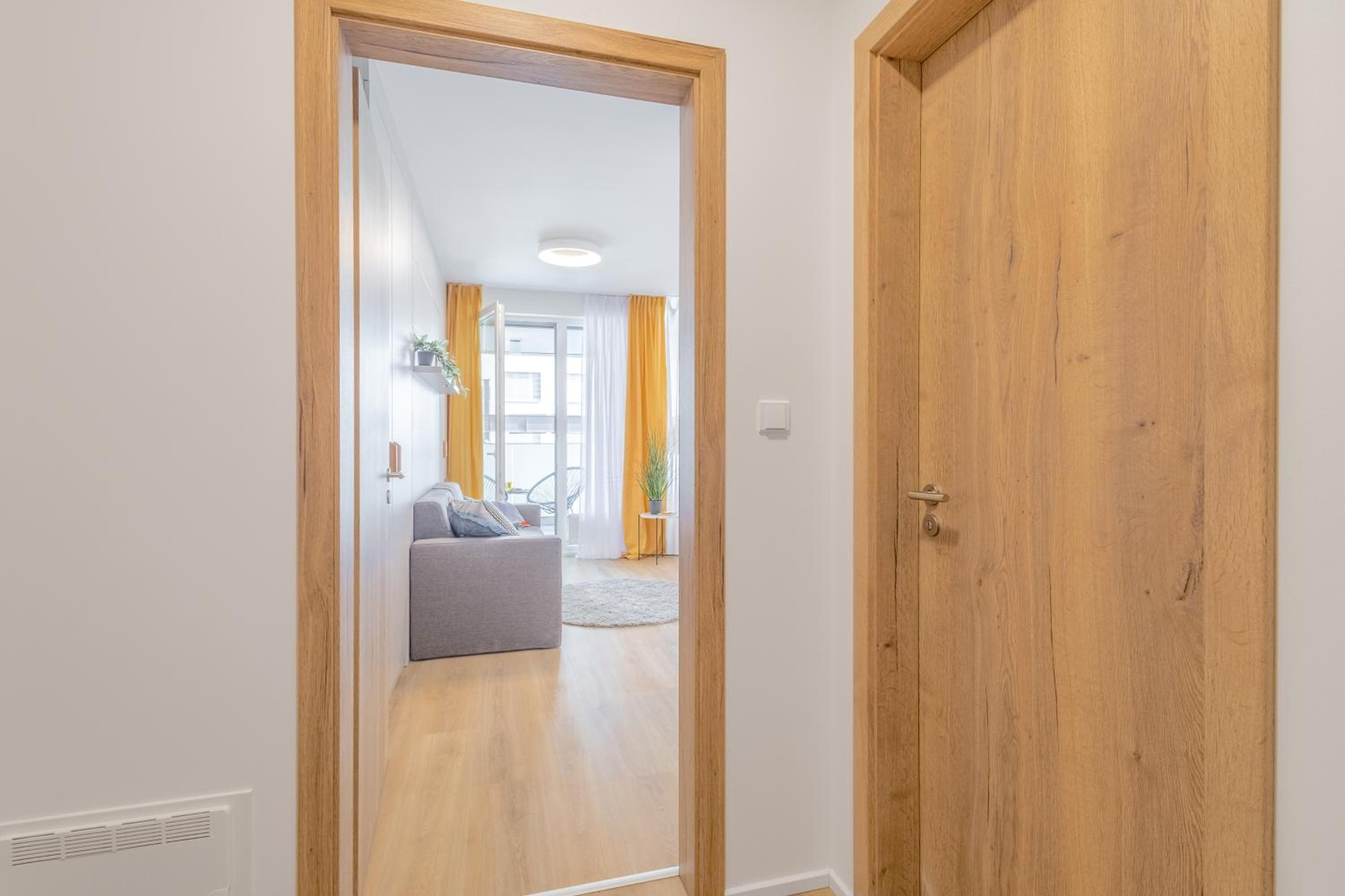 Yellow Apartment - Balcony, Free Parking, by Gravity Prague