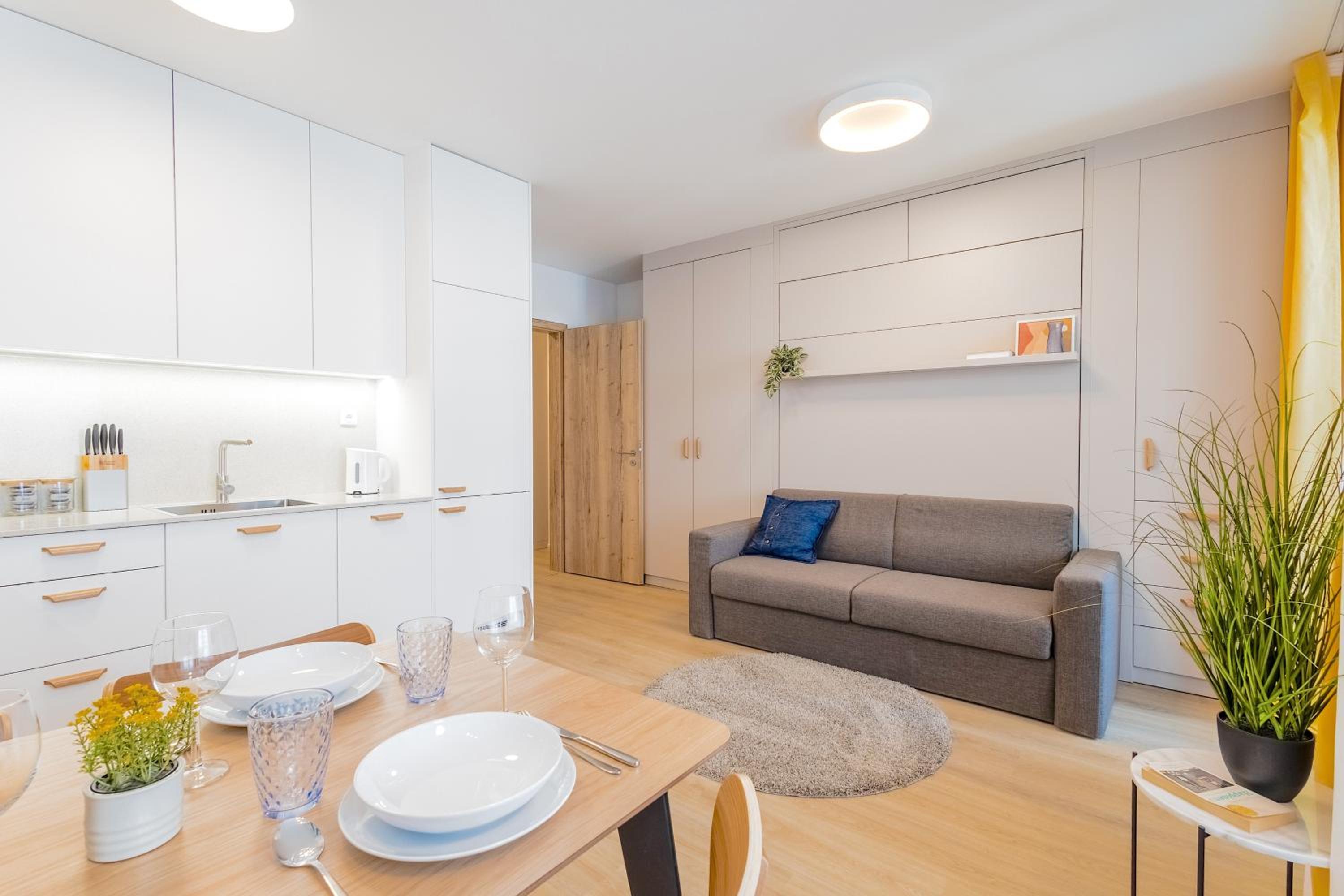 Yellow Apartment - Balcony, Free Parking, by Gravity Prague