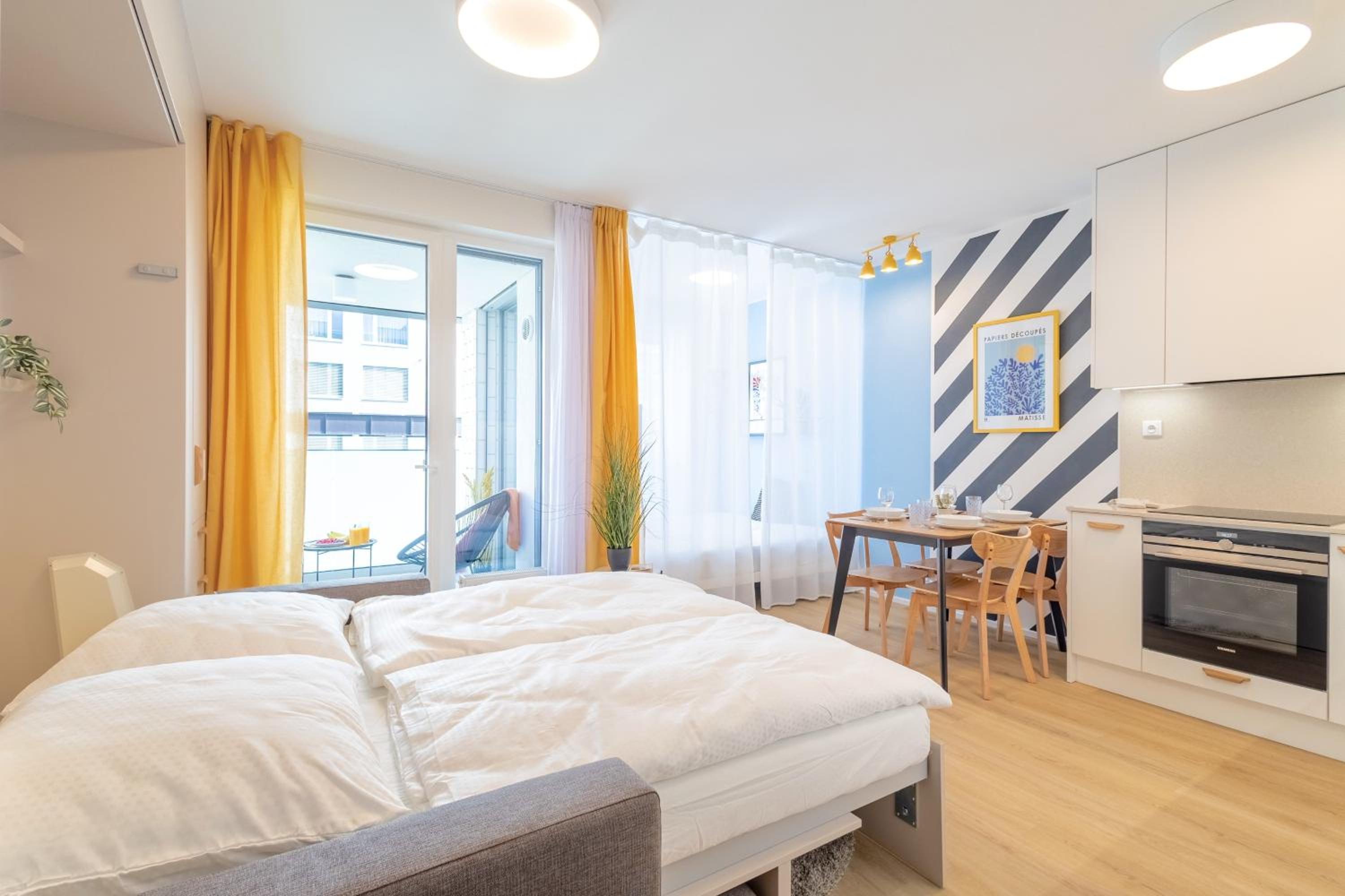 Yellow Apartment - Balcony, Free Parking, by Gravity Prague
