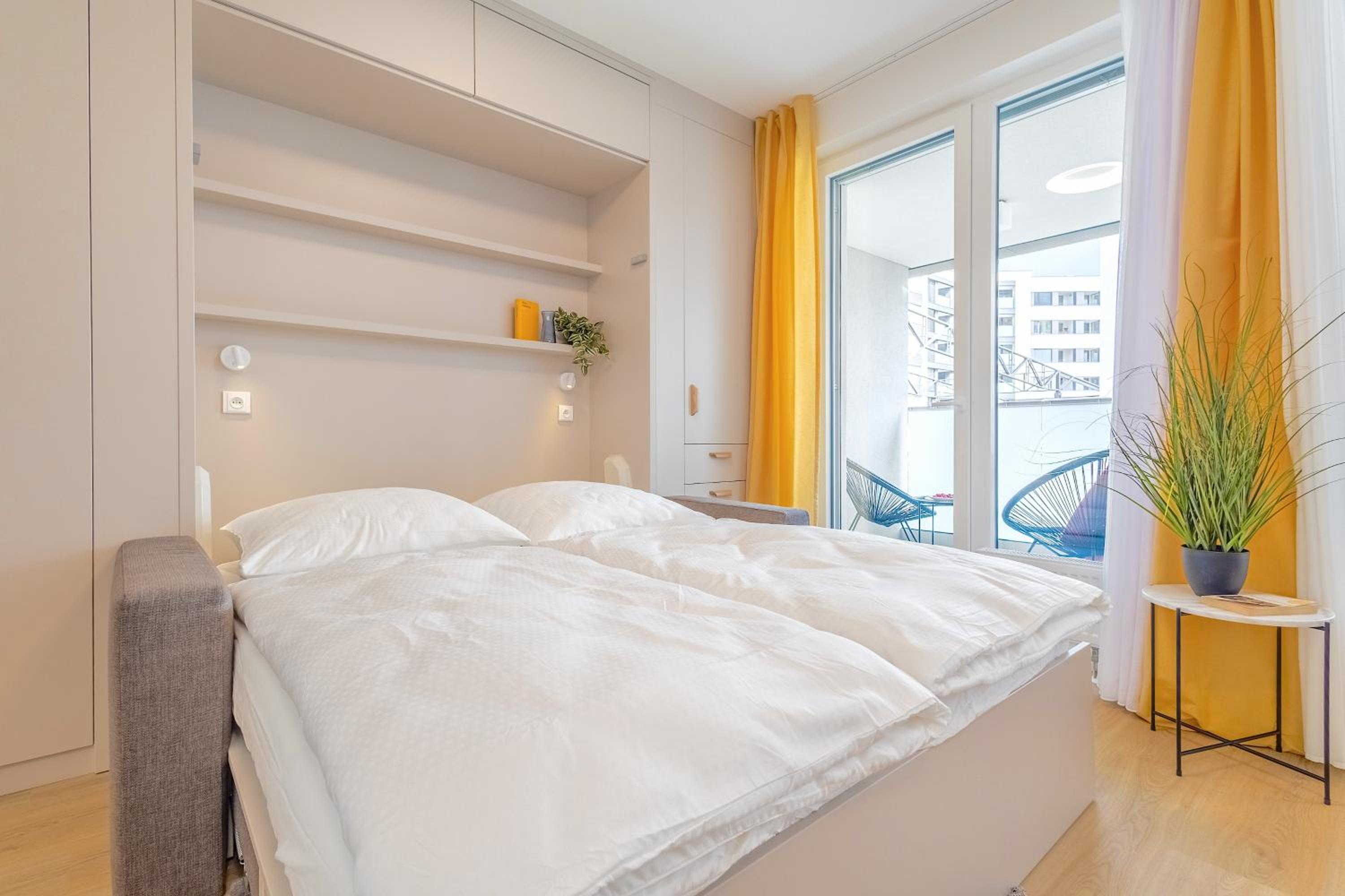 Yellow Apartment - Balcony, Free Parking, by Gravity Prague