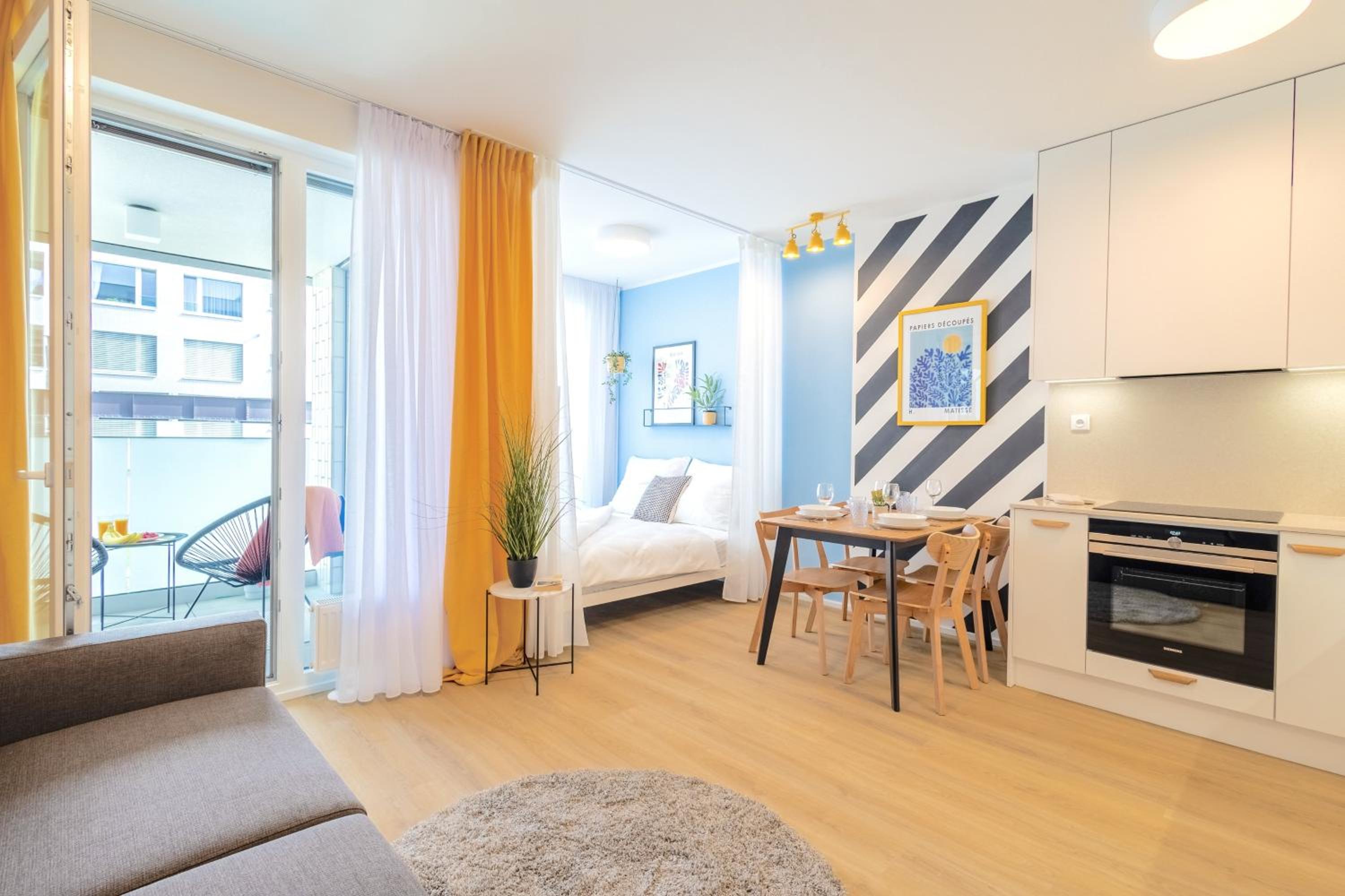 Yellow Apartment - Balcony, Free Parking, by Gravity Prague