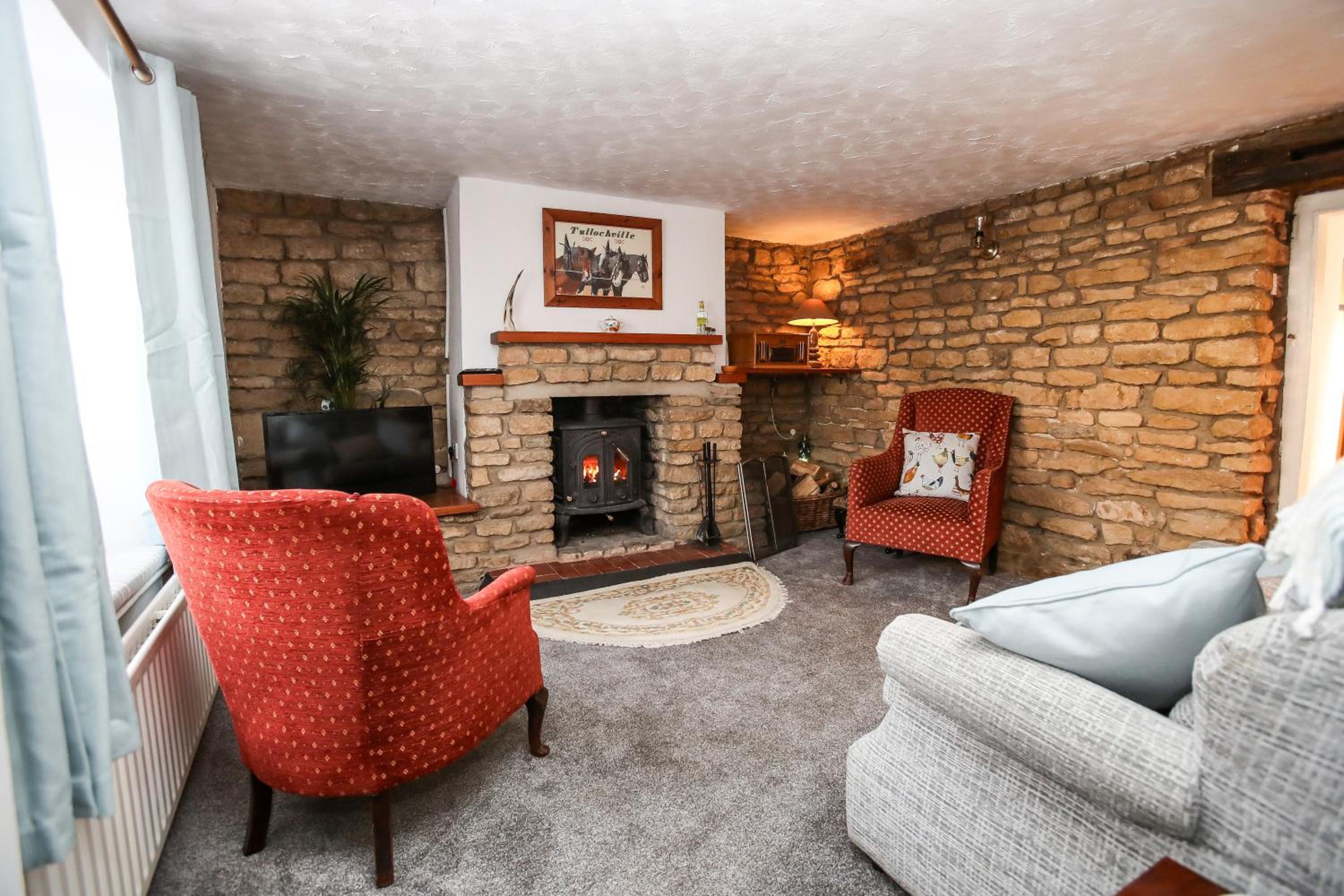 Cosy cottage in Northborough, private secure parking, woodburner, fast Wi-Fi, pub nearby view 4