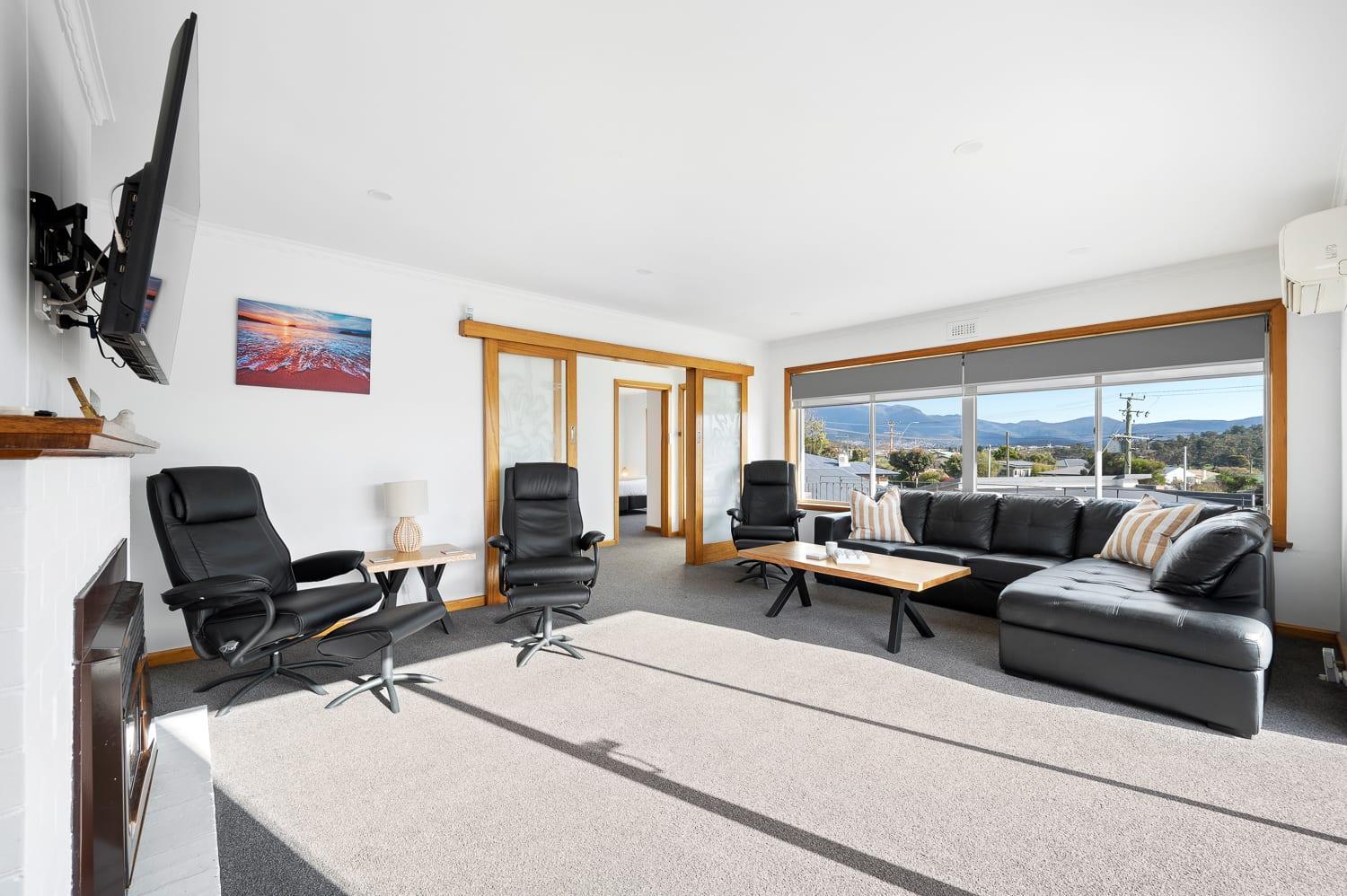 Residence at 165 Great for large groups Sleeps 11