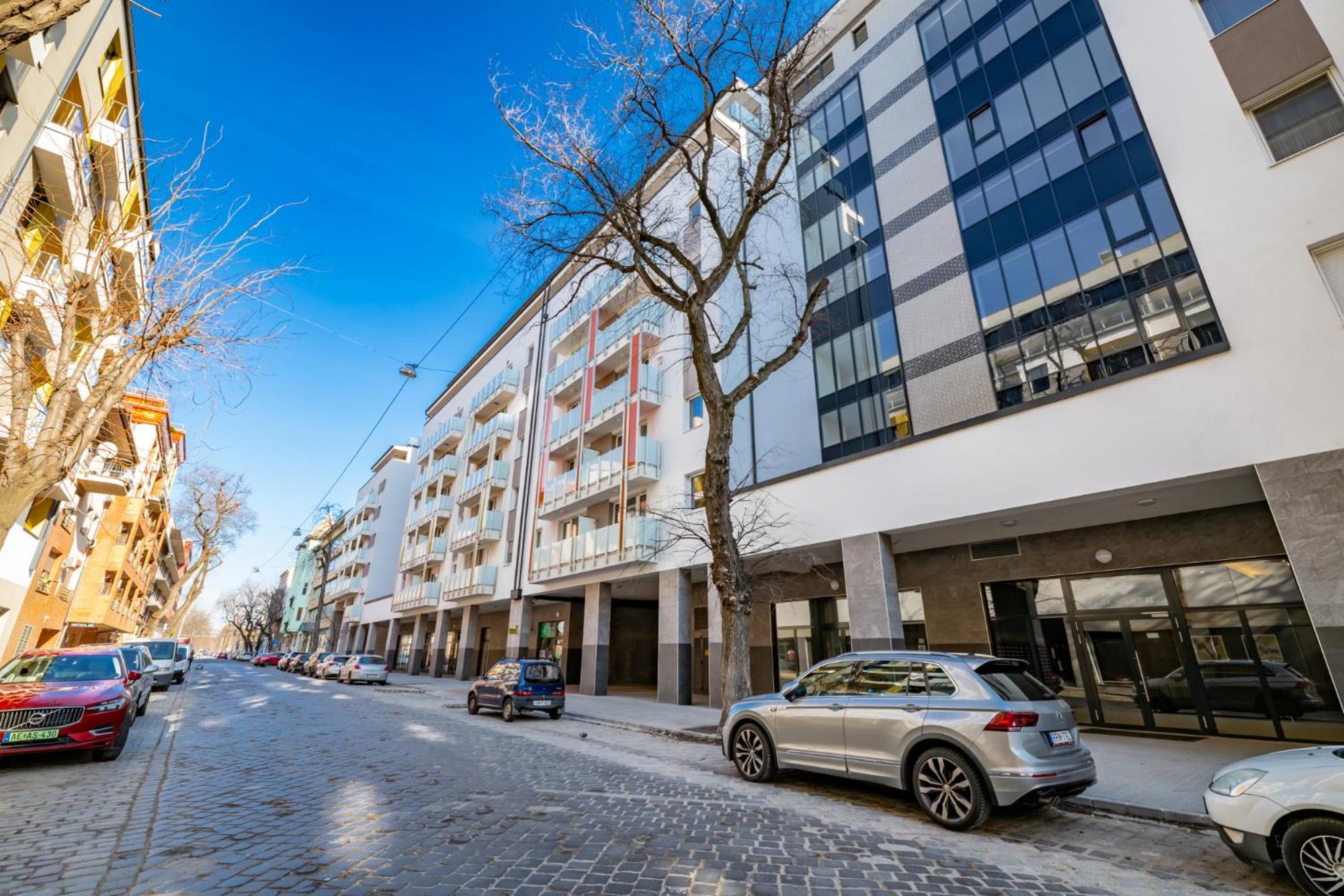 Parkwest Diamond Residence -Chic Apt with AC, Garage, Balcony