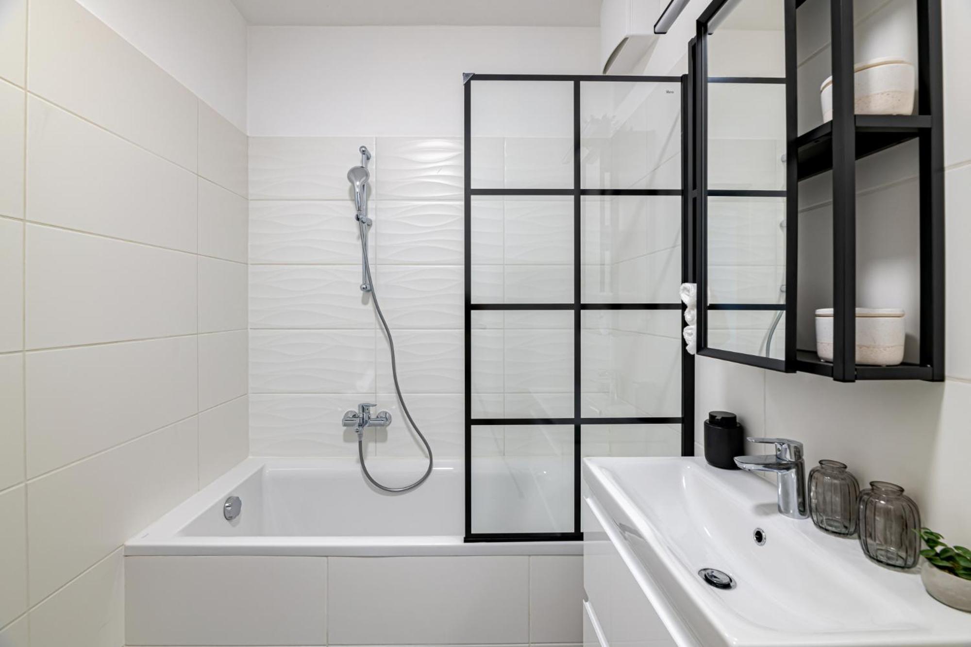 Parkwest Diamond Residence -Chic Apt with AC, Garage, Balcony