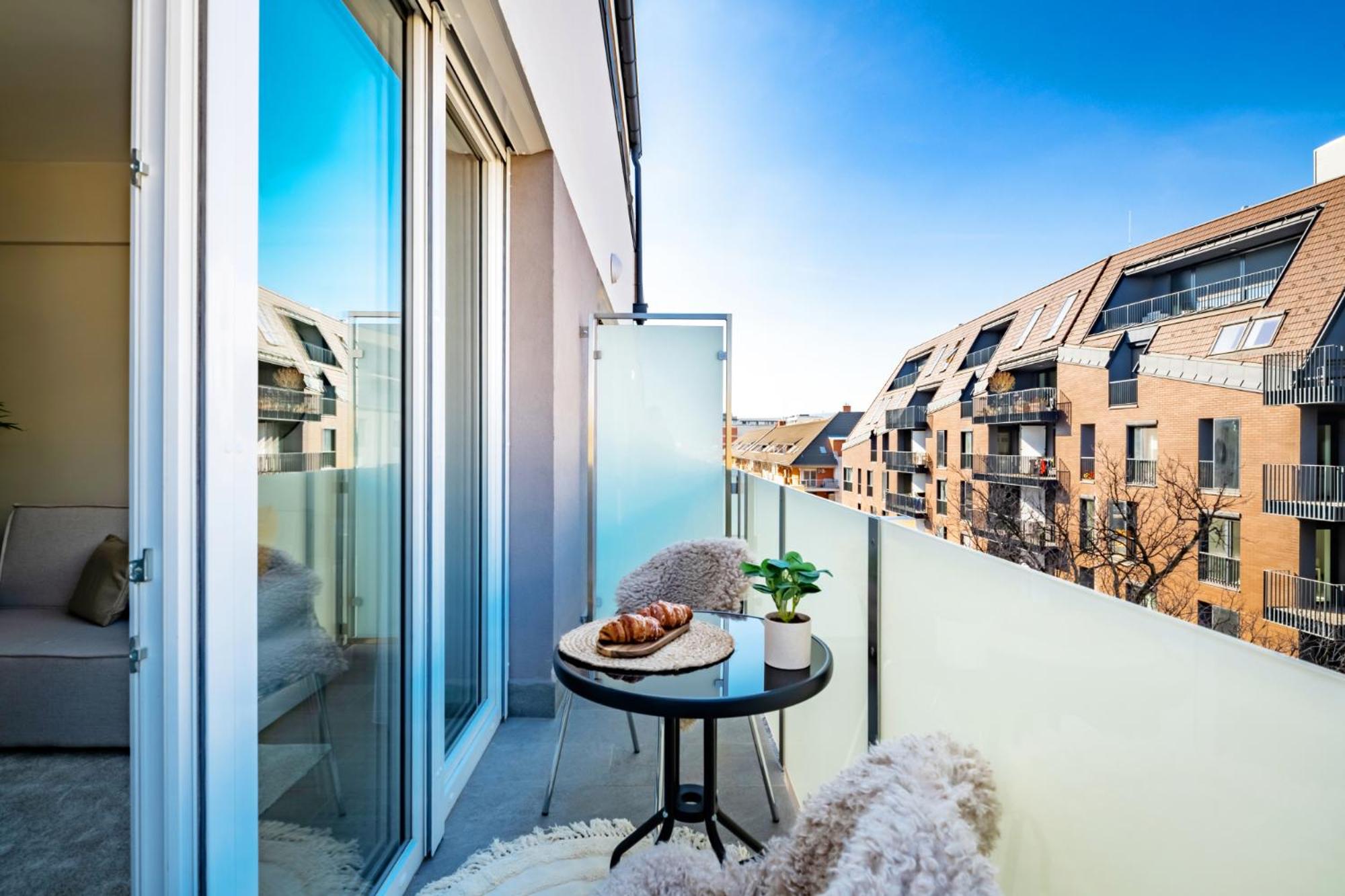 Parkwest Diamond Residence -Chic Apt with AC, Garage, Balcony
