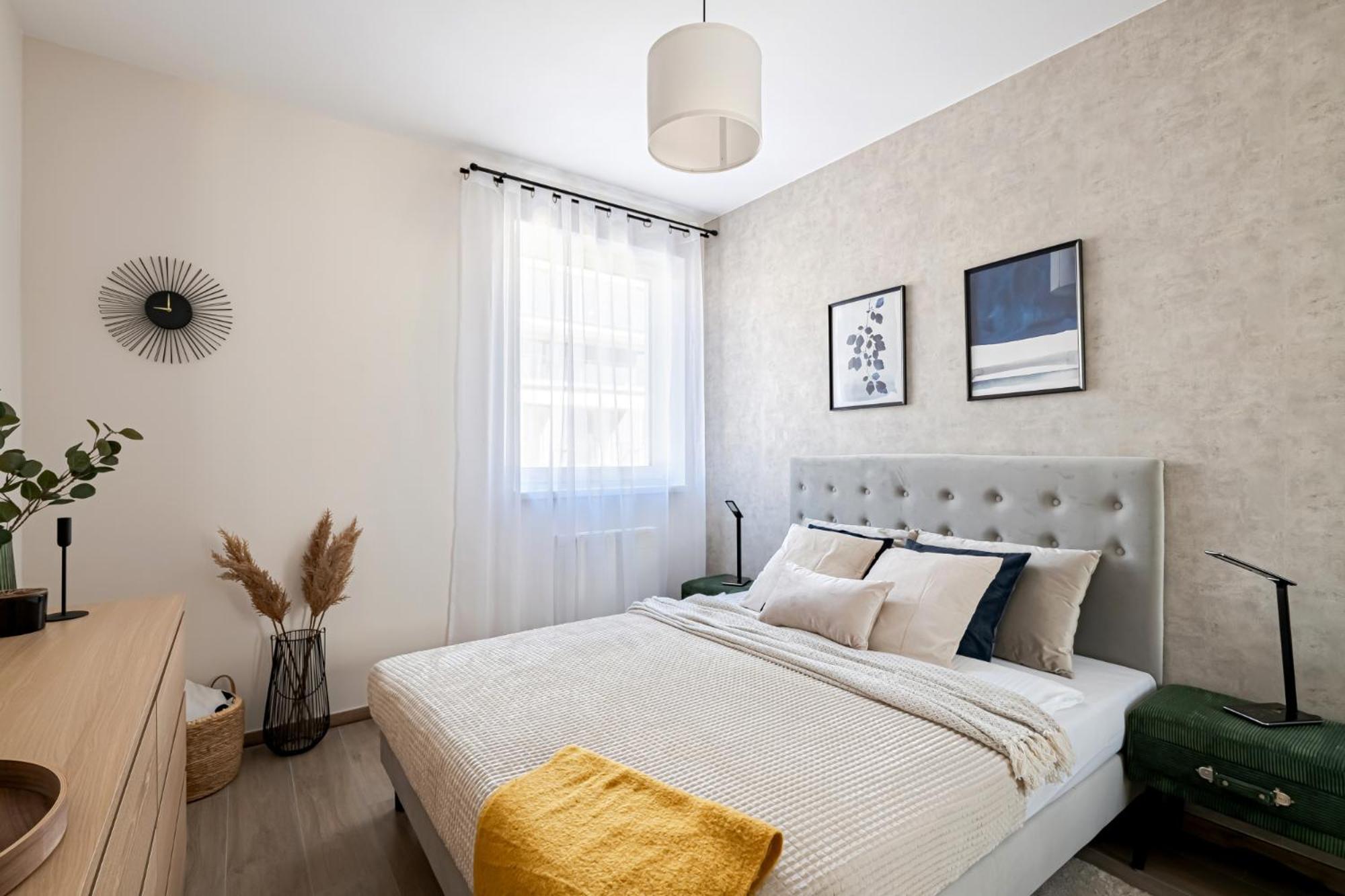Parkwest Diamond Residence -Chic Apt with AC, Garage, Balcony
