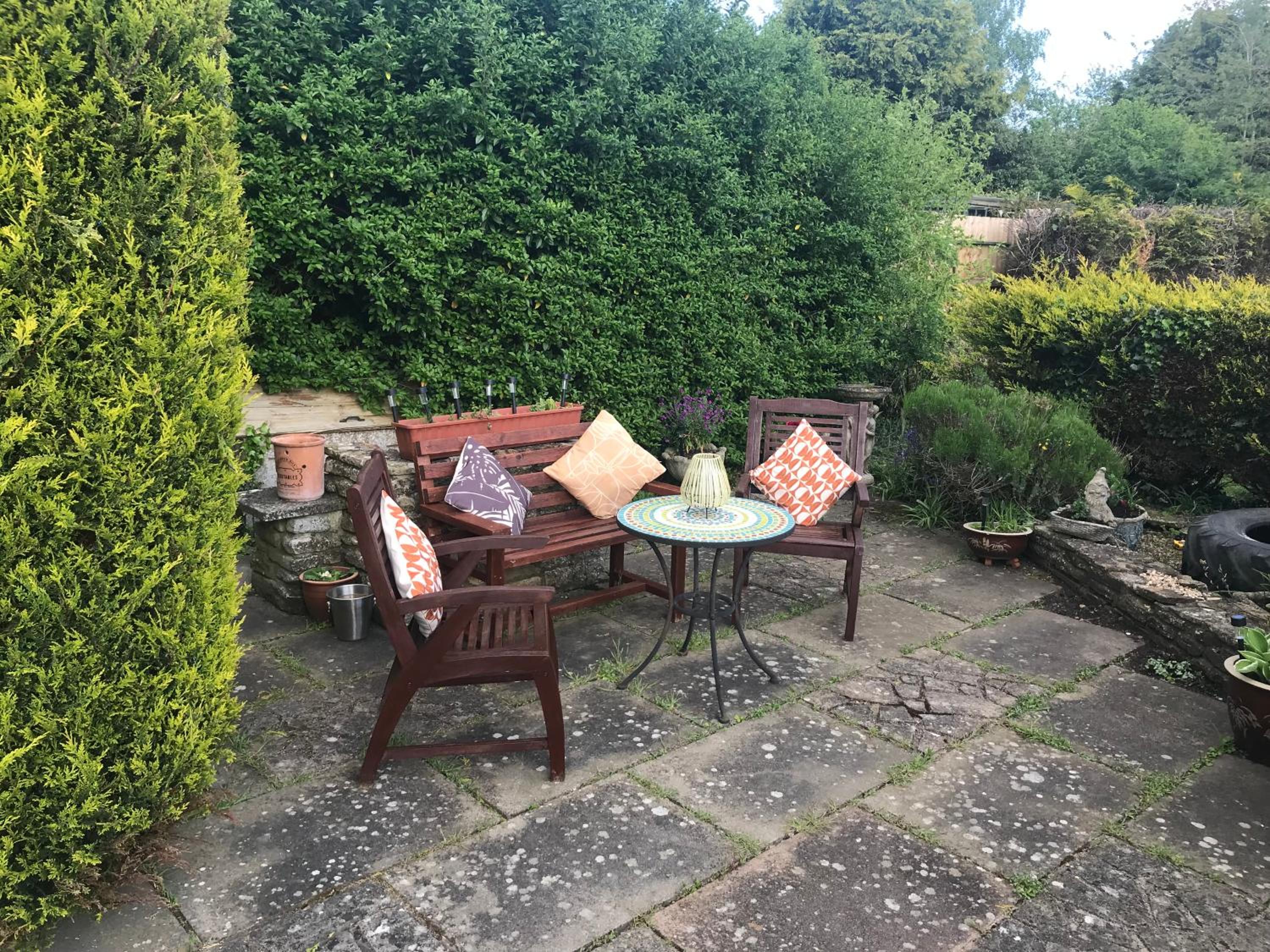 Cosy cottage in Northborough, private secure parking, woodburner, fast Wi-Fi, pub nearby view 5