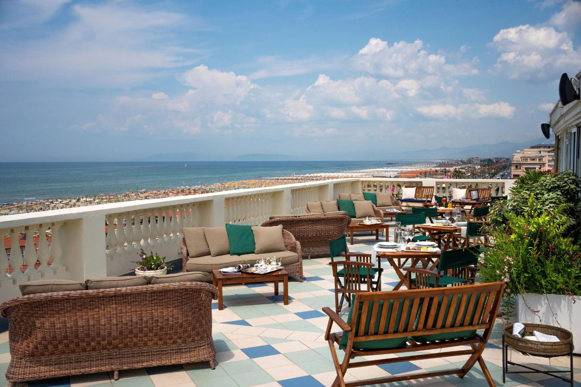 Boheme With Beach & Breakfast Included