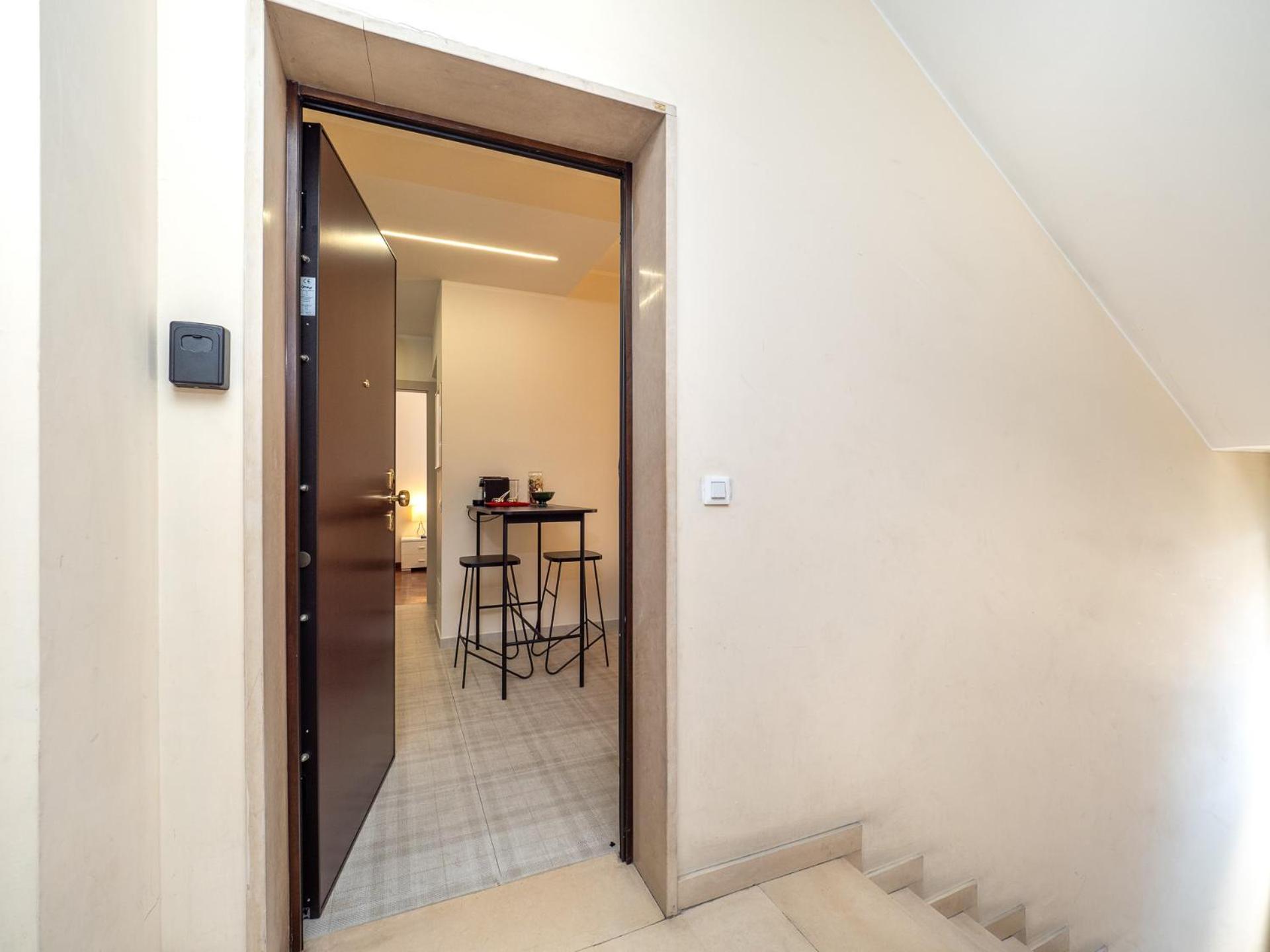 Stylish Flat with Balcony - 15 Min to Duomo