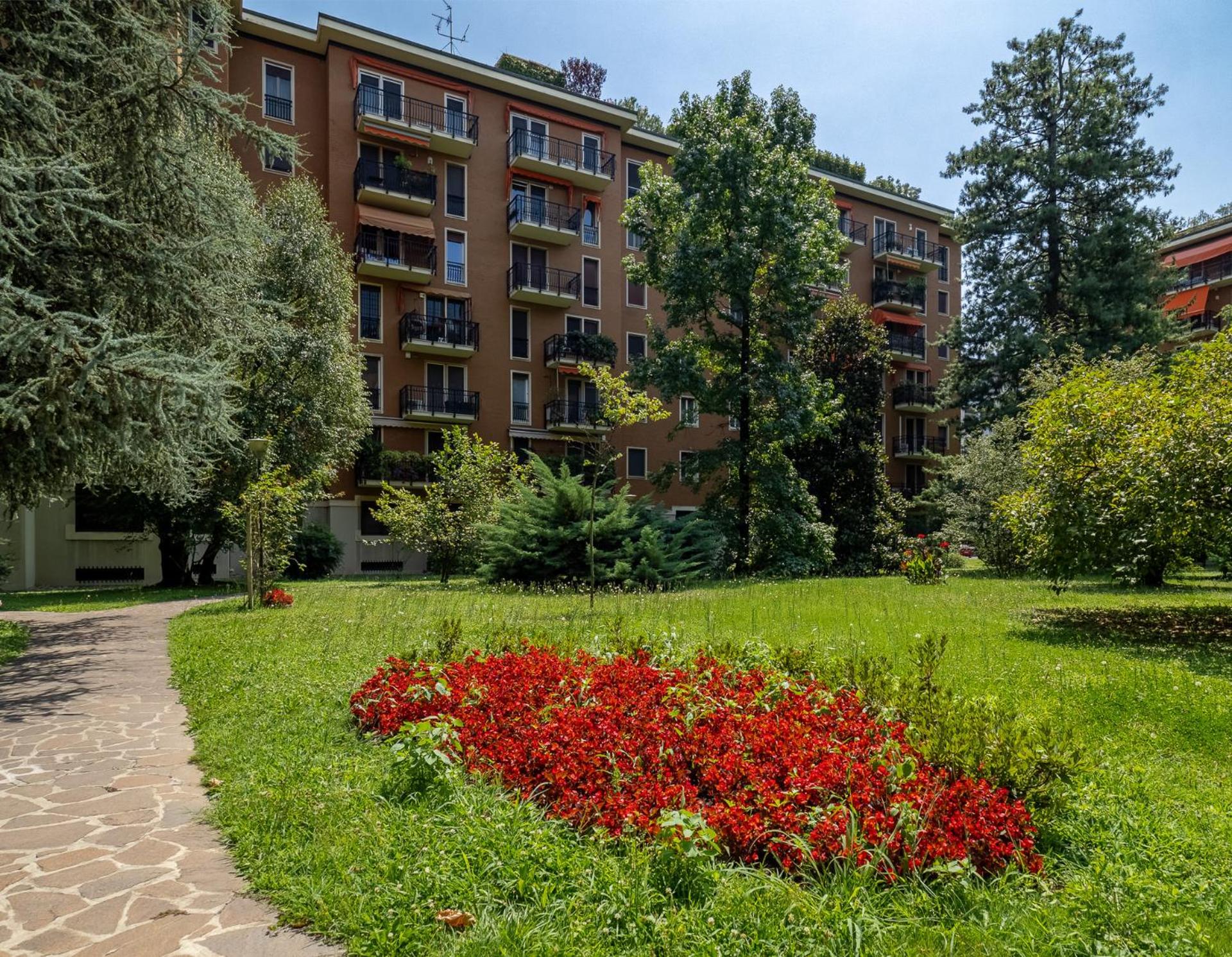 Stylish Flat with Balcony - 15 Min to Duomo