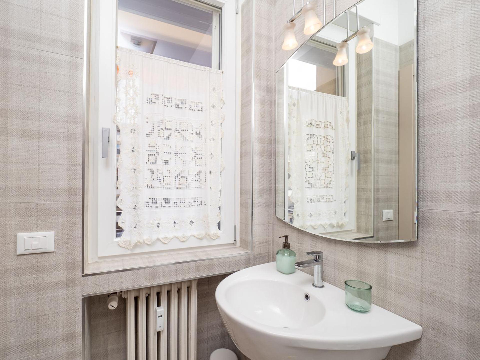 Stylish Flat with Balcony - 15 Min to Duomo