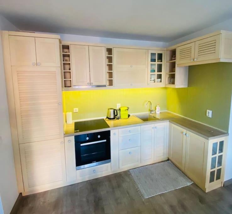 Sea Garden Apartment, excellent location with free parking