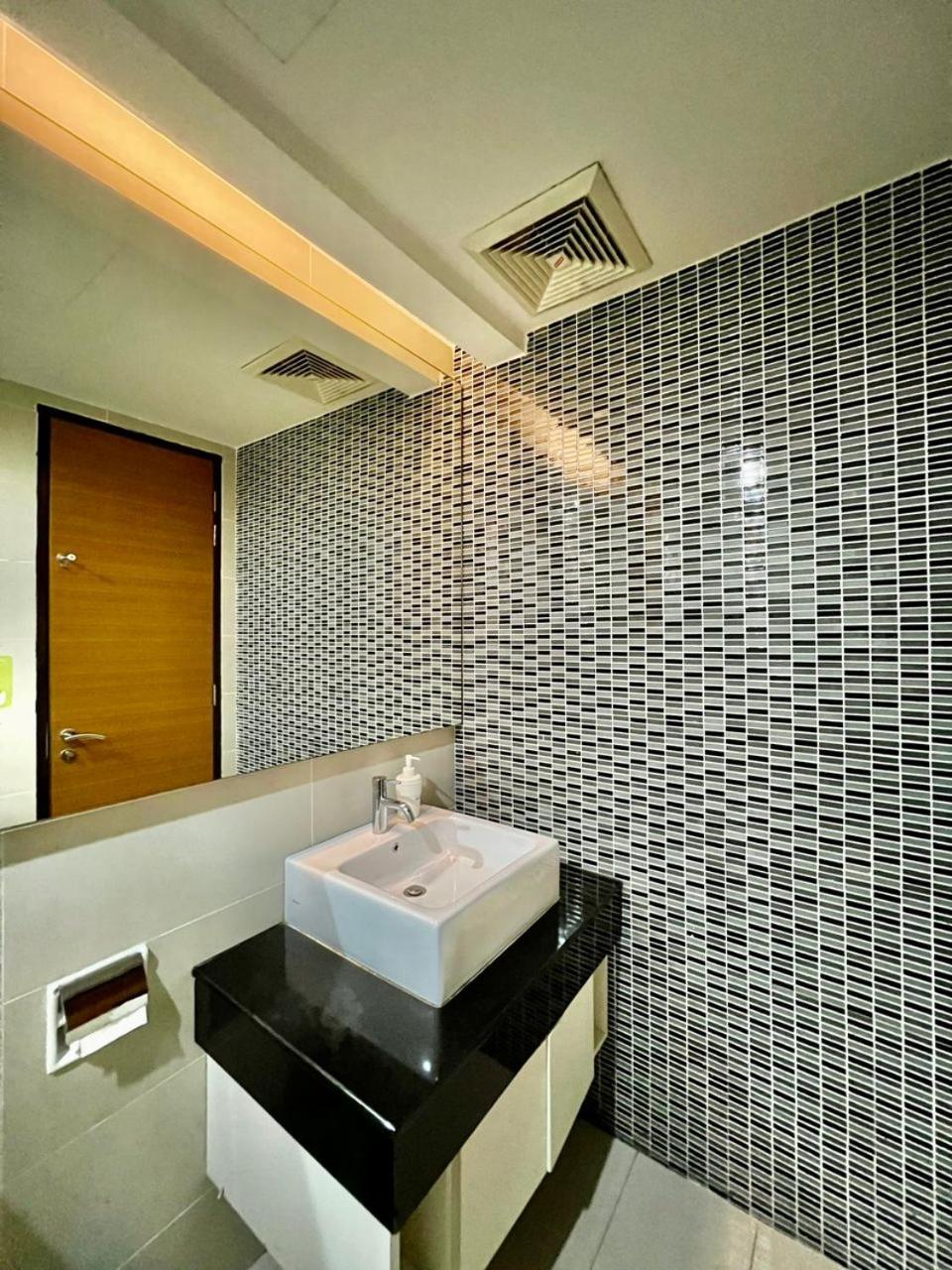 Couple Suite at Casa Residency 5 mins walk to LRT, Jalan Alor & Bukit Bintang