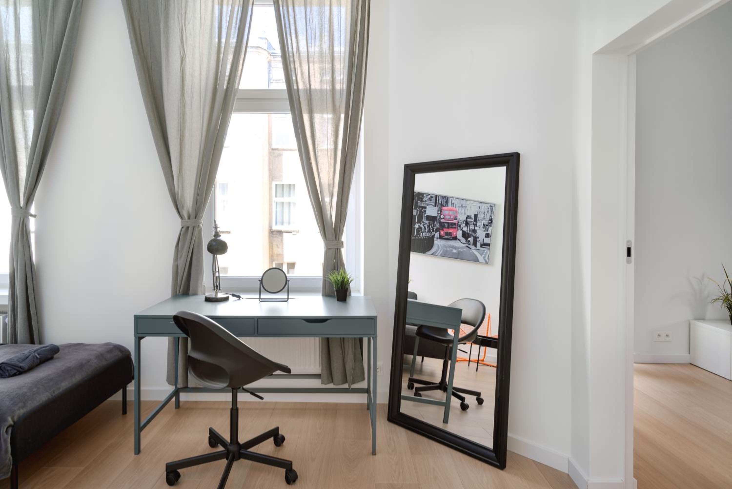 Central Apartments Lodz - 13 People - 3 Bedroom Apartment - City Center -GN56