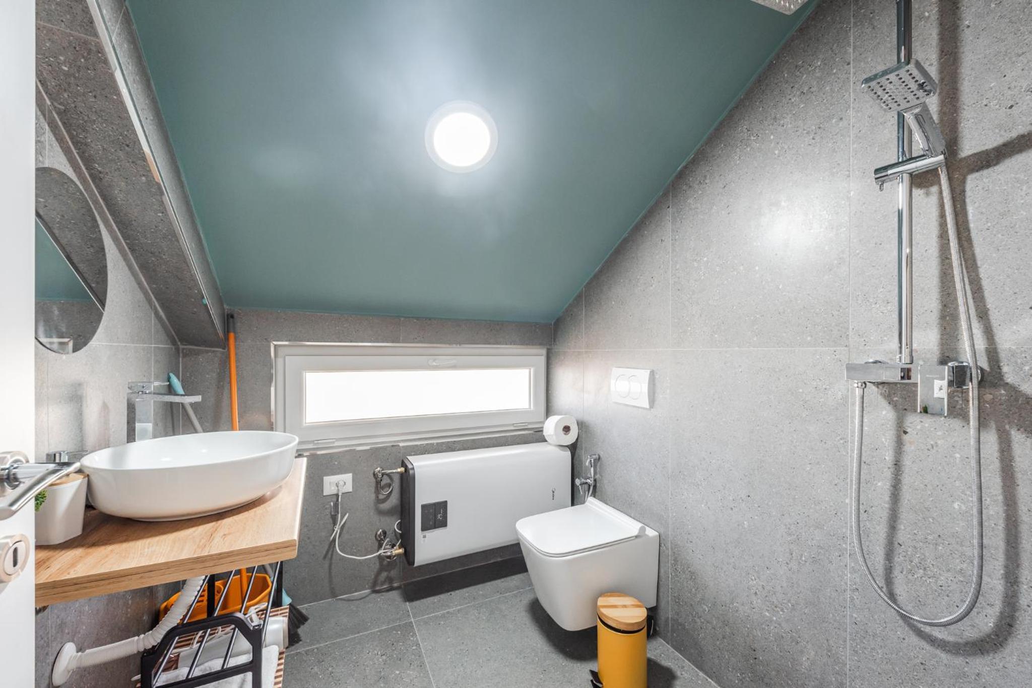 8th Floor Apartments, Golem