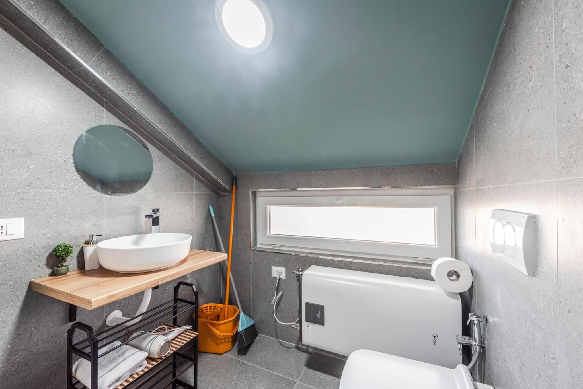 8th Floor Apartments, Golem