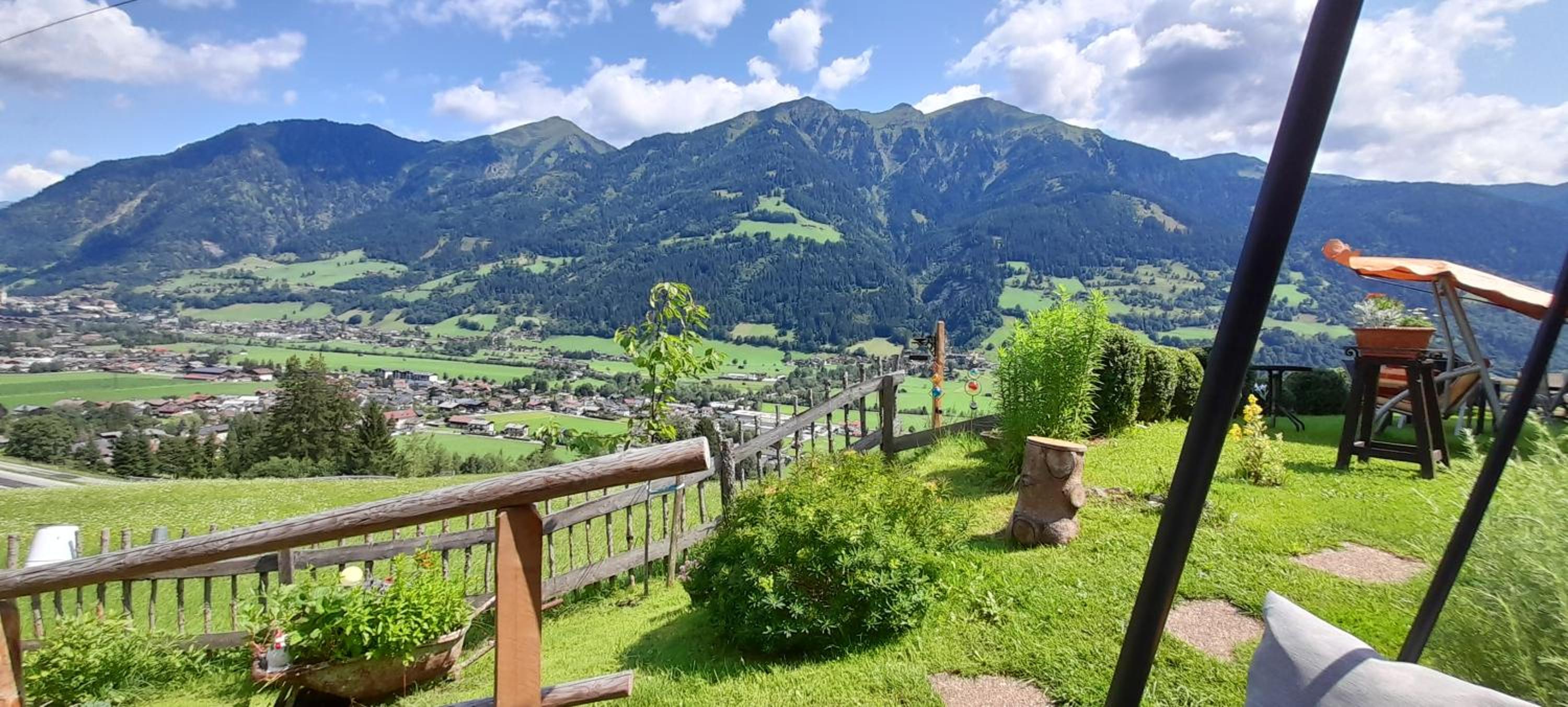 Ferienwohnung am Krausberghof mit Balkon und Parkplatz, Aufenthaltsraum mit Spielmöglichkeiten, Erholung- inmitten der Natur, 6 Fahrminuten zur Alpentherme