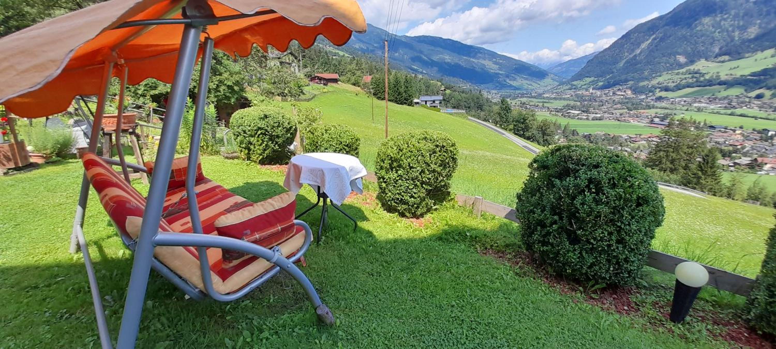 Ferienwohnung am Krausberghof mit Balkon und Parkplatz, Aufenthaltsraum mit Spielmöglichkeiten, Erholung- inmitten der Natur, 6 Fahrminuten zur Alpentherme