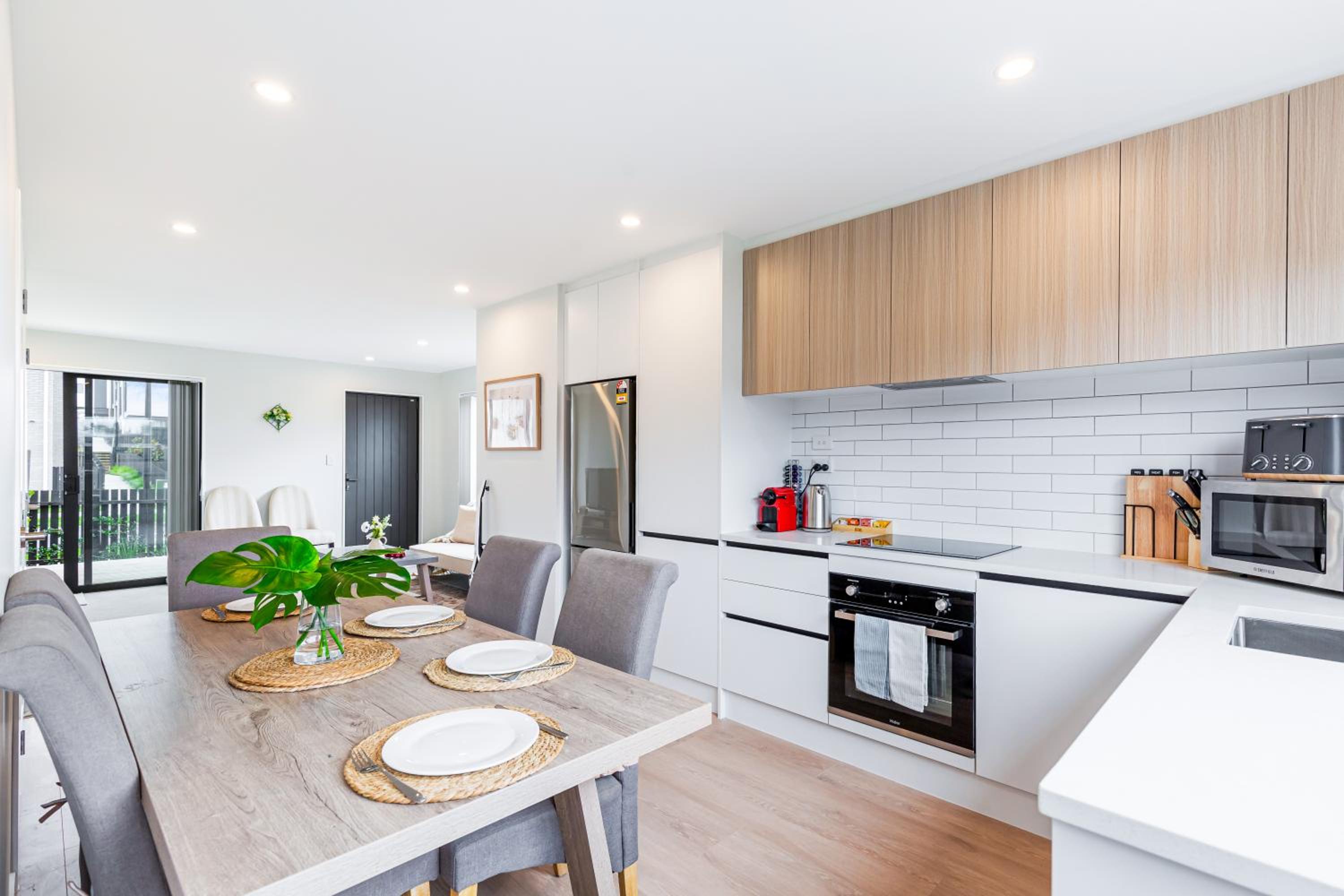 BRAND NEW 3BR townhouse - 10 Mins to Airport view 4