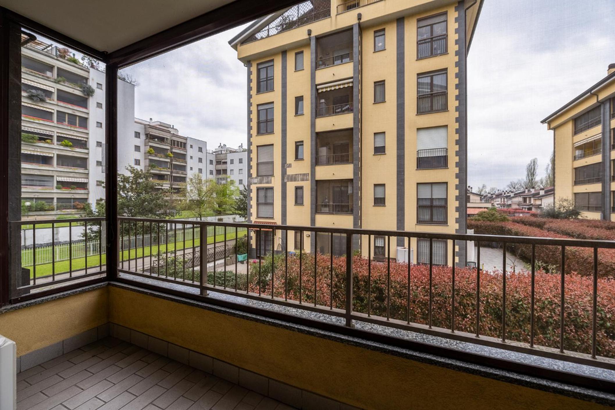 Forum Assago 5 min - APT with Double Terrace view 3