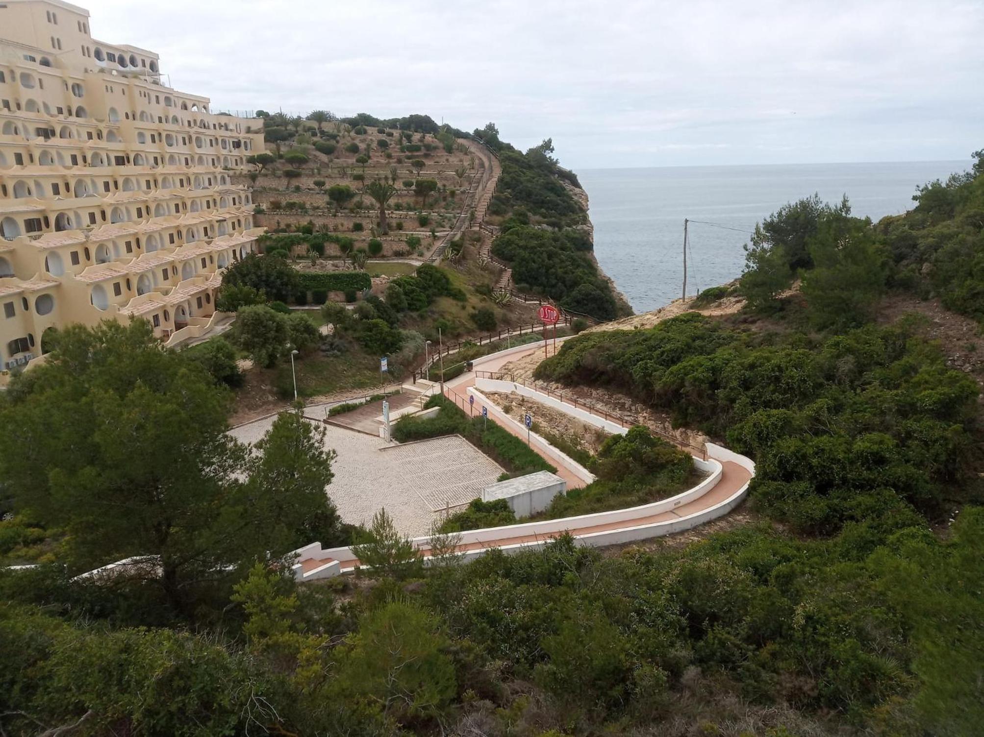 Apartamento T2 "Mar Colina Sol" com acesso à praia view 2