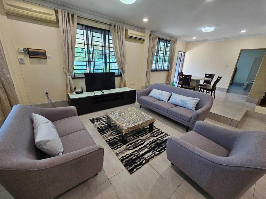 Kuching Luxury Home Landed House 10pax photo 1