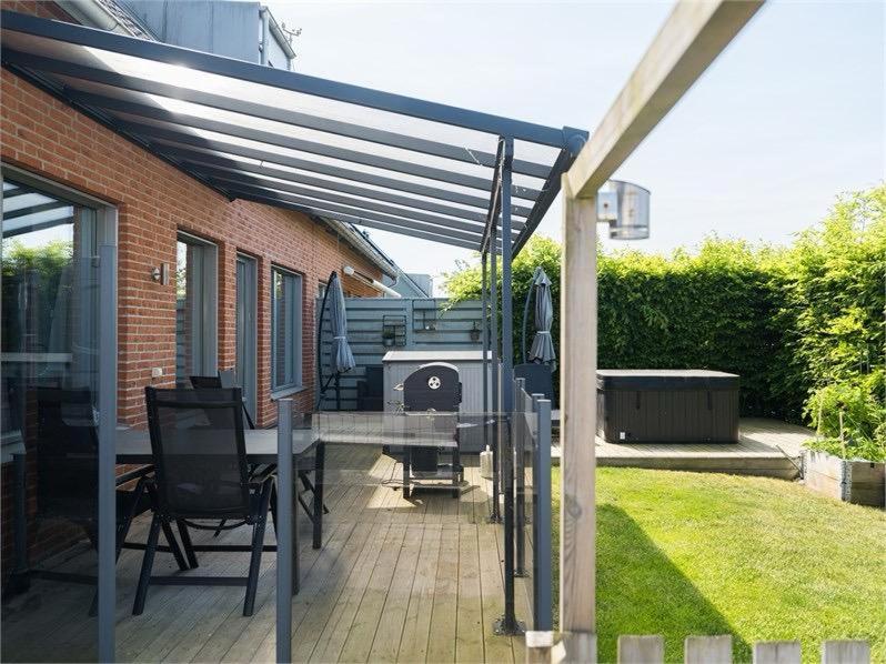 5-Bed-Rooms House with Jacuzzi, Free Parking, and 2 Toilets-Bath in Malmö view 3