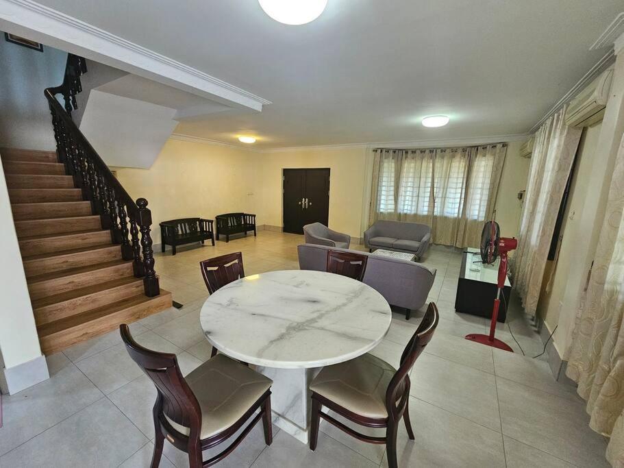 Kuching Luxury Home Landed House 10pax photo 6