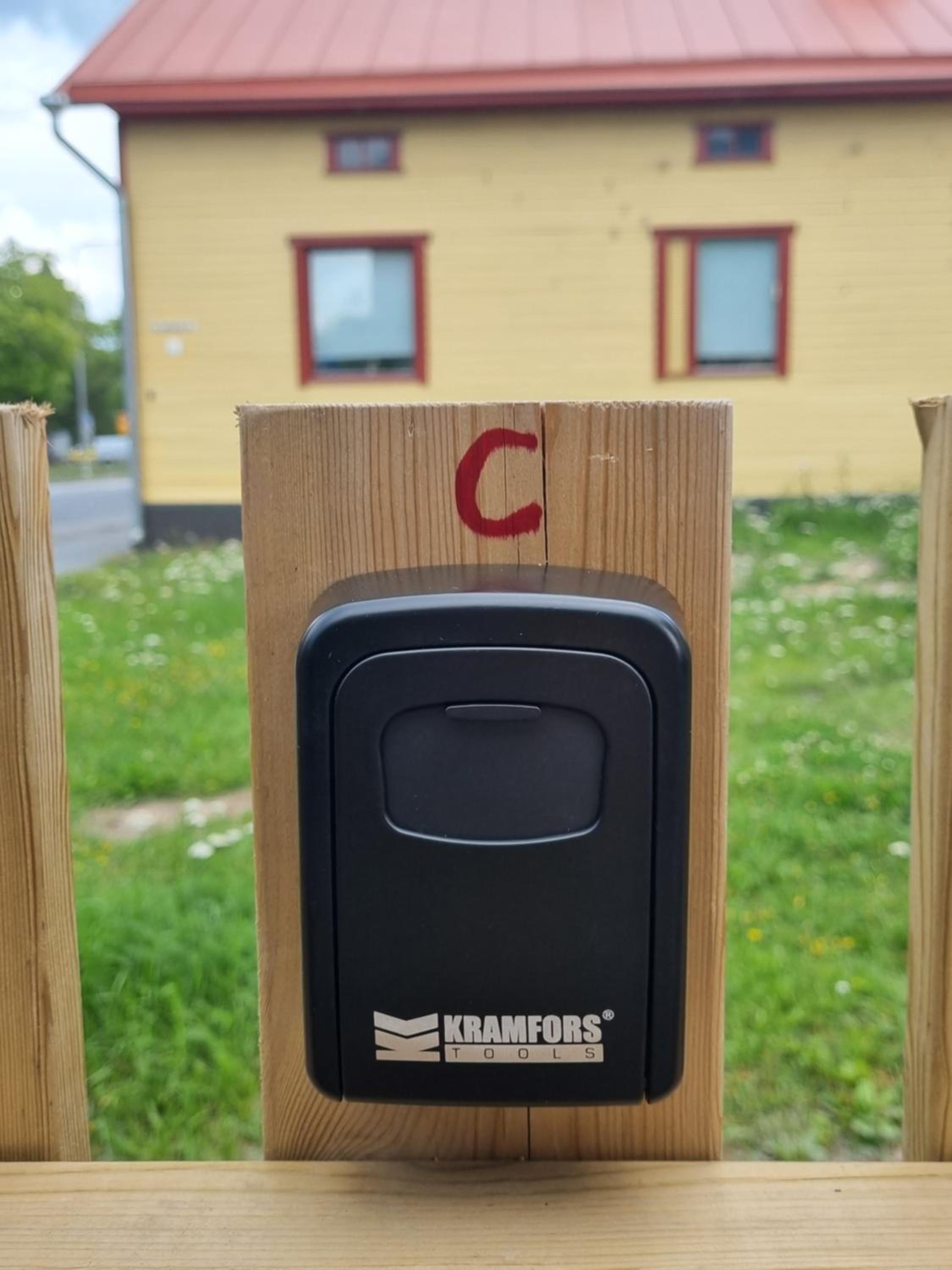 Kompakti yksiö numero 12 pienkerrostalossa
