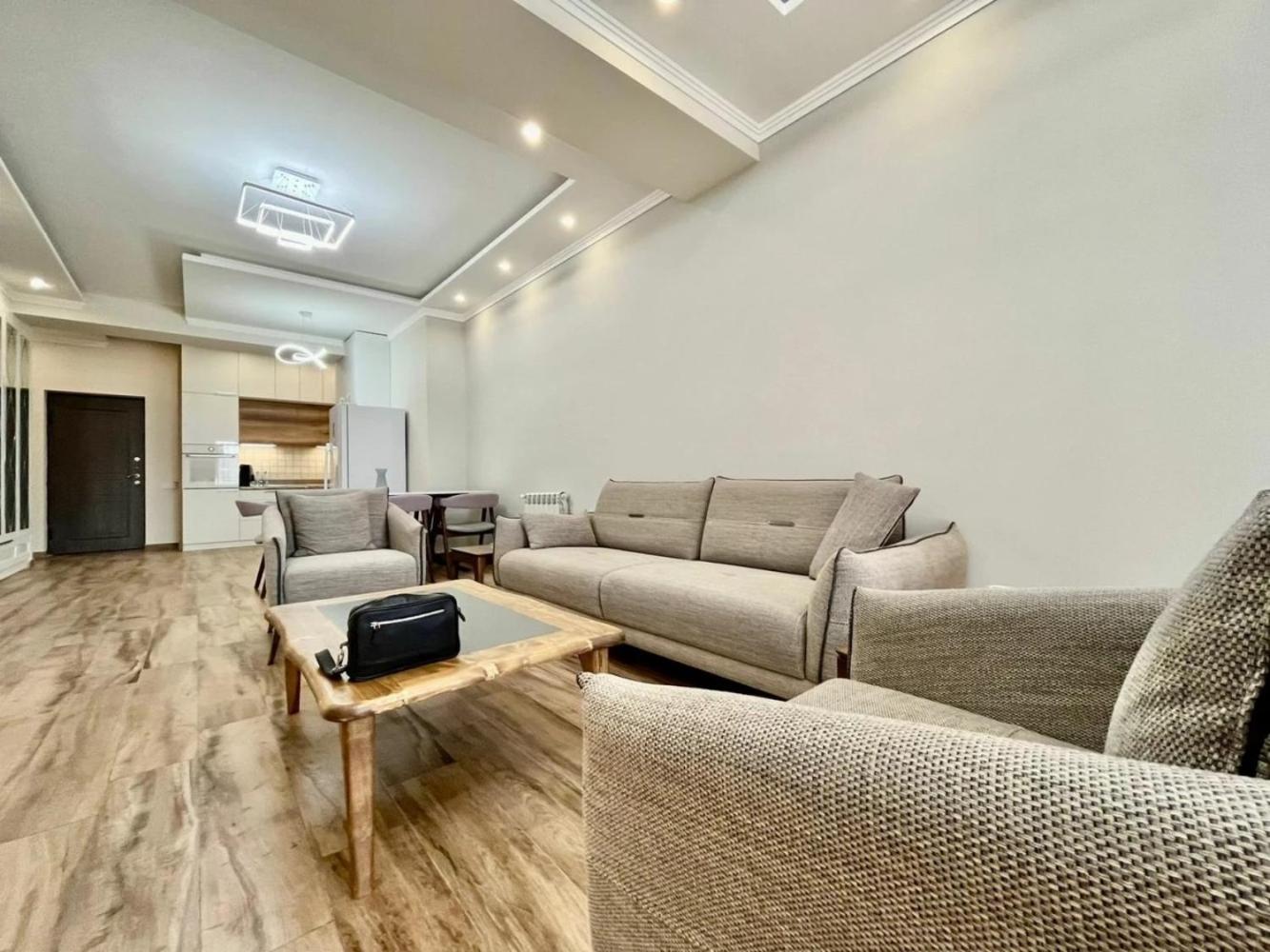 Luxury 2 bedroom apt with a balcony in the small center at Koghbatsi 16, New Building