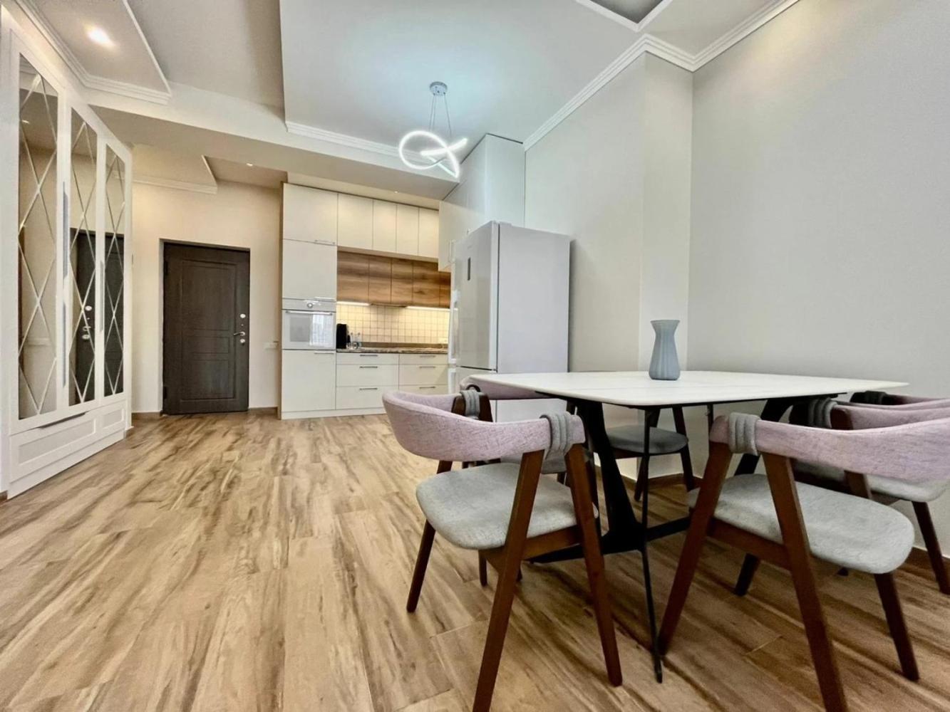 Luxury 2 bedroom apt with a balcony in the small center at Koghbatsi 16, New Building